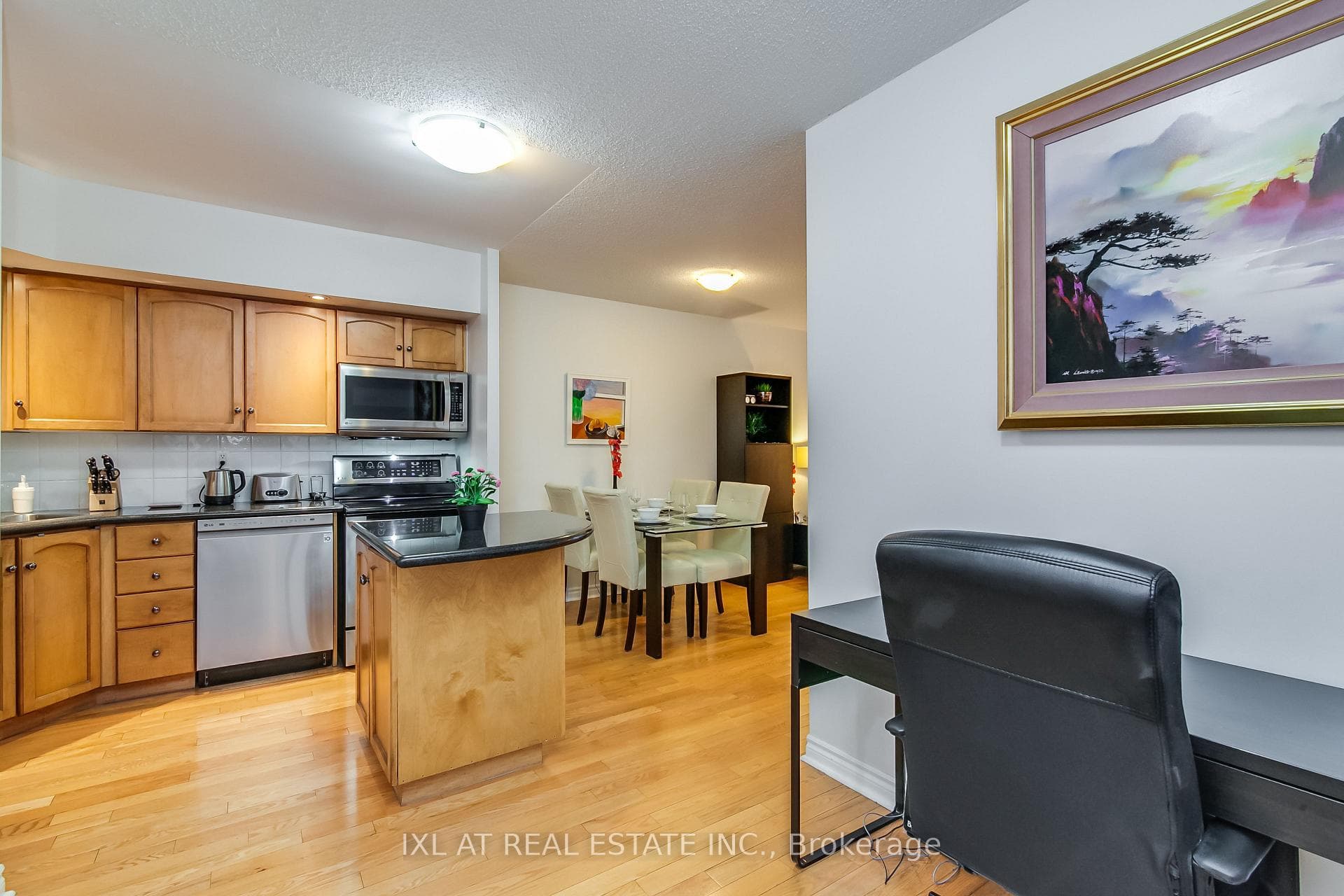 270 Wellington Street Unit 1102 photo 4