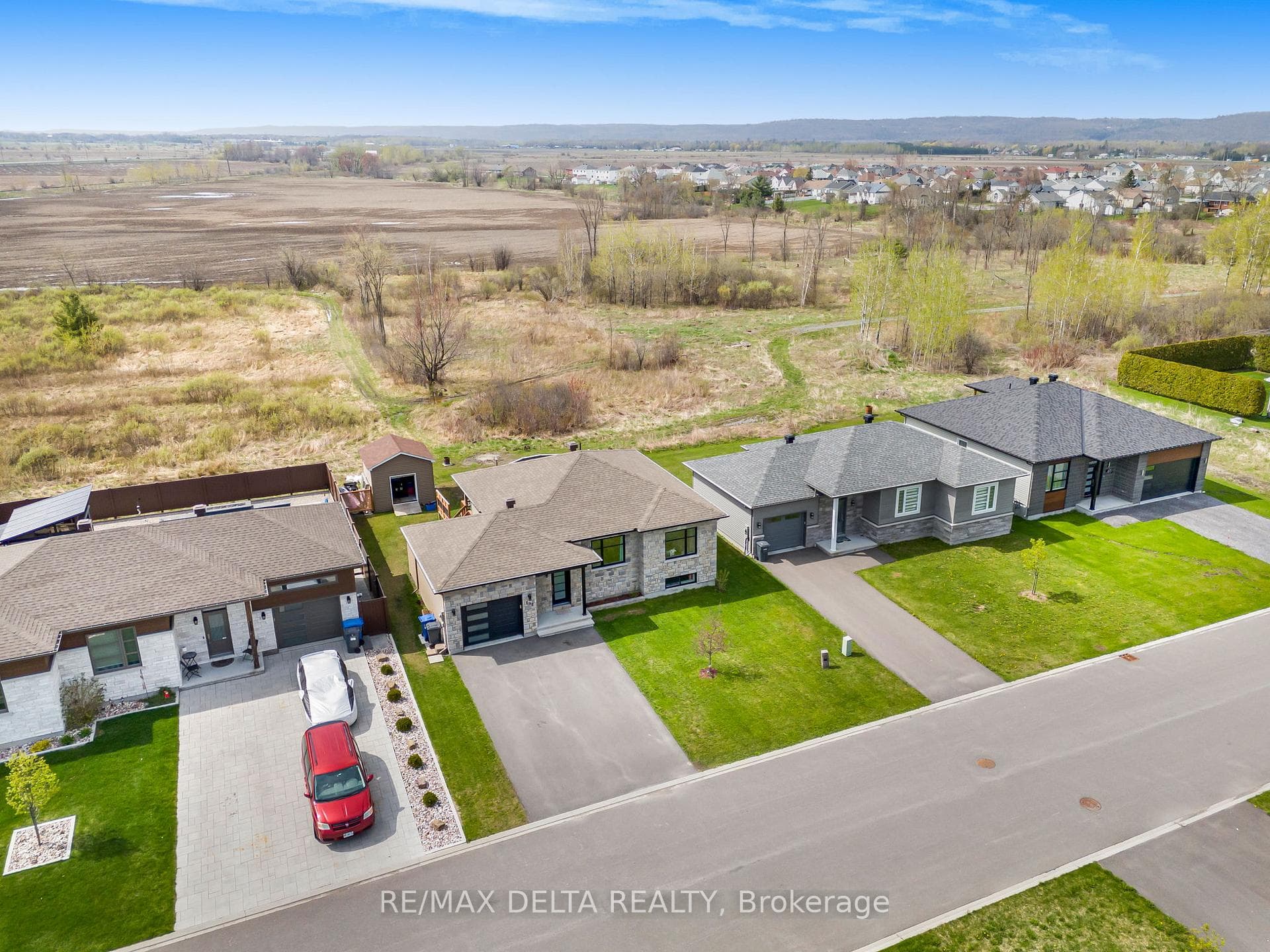 690 Roxane Crescent photo 38