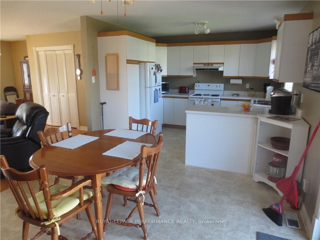515 MASSIE Crescent photo 9