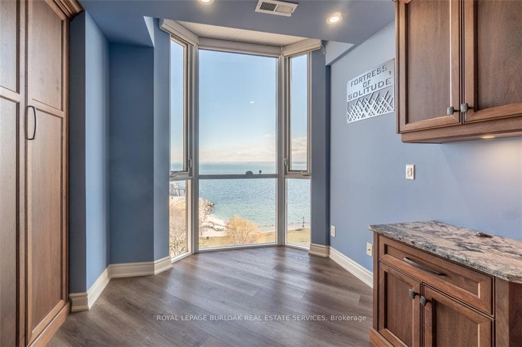 1477 Lakeshore Road Unit 903 photo 10