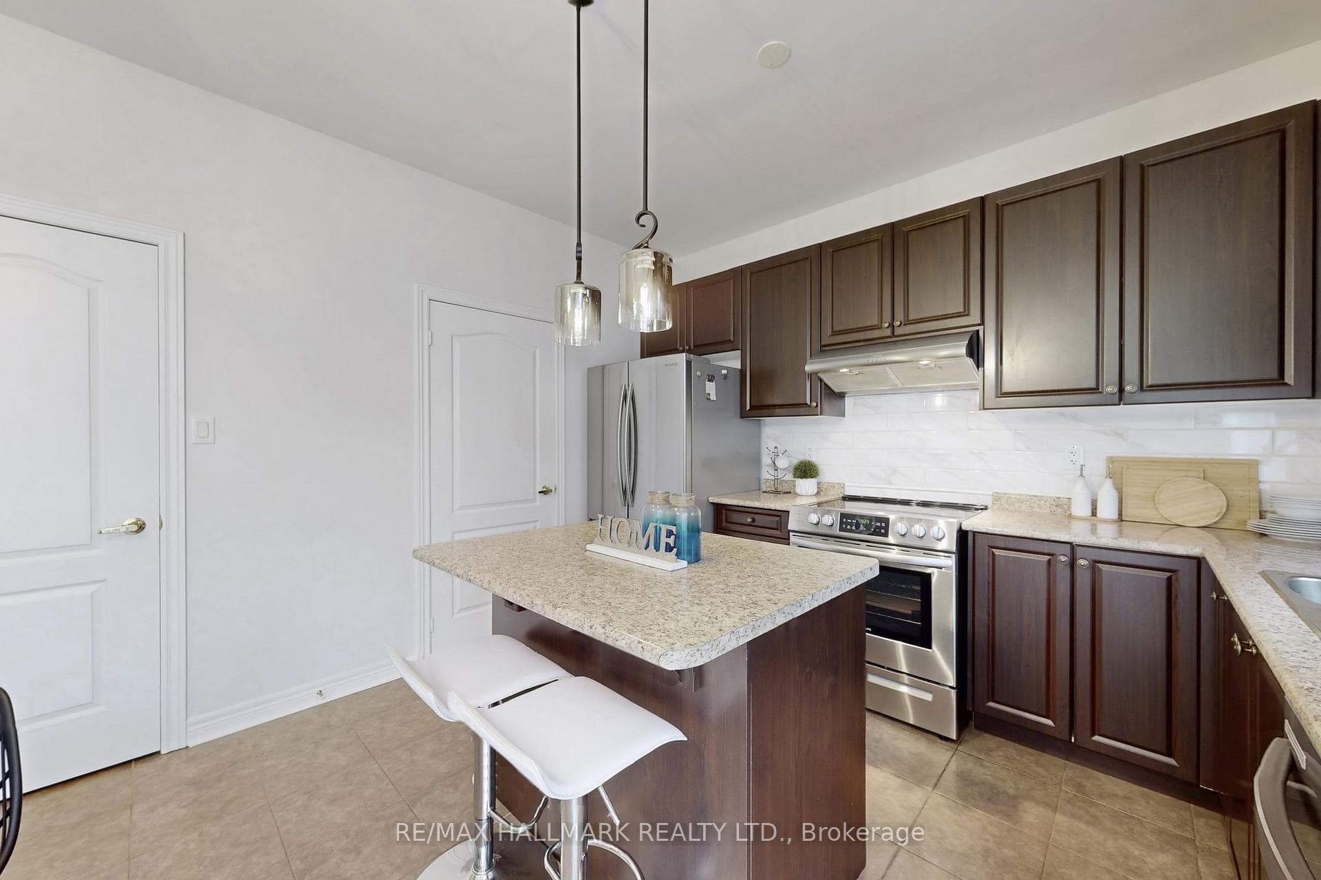 70 Maplebank Crescent photo 14