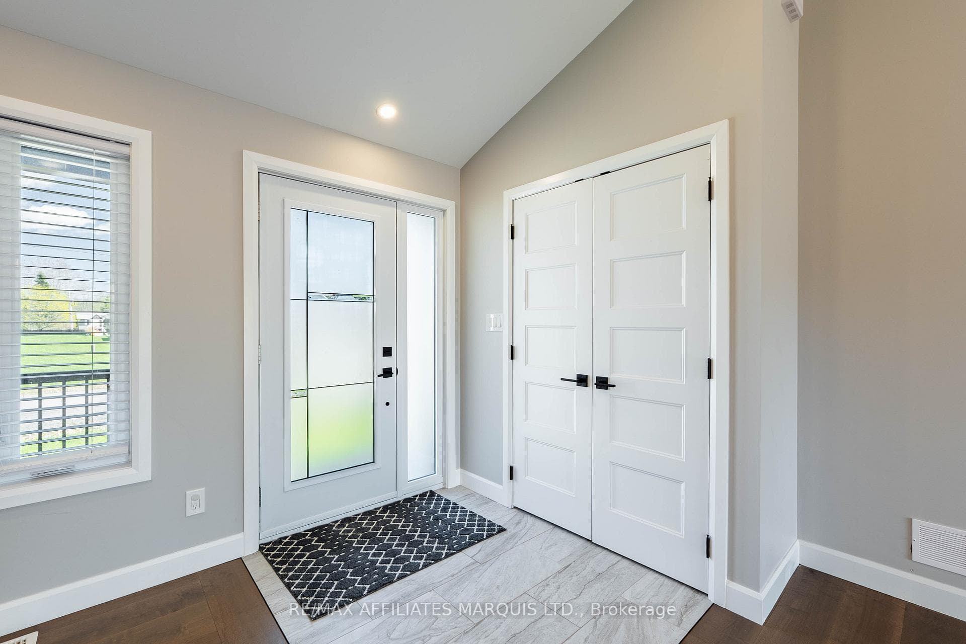 6836 James Crescent photo 5