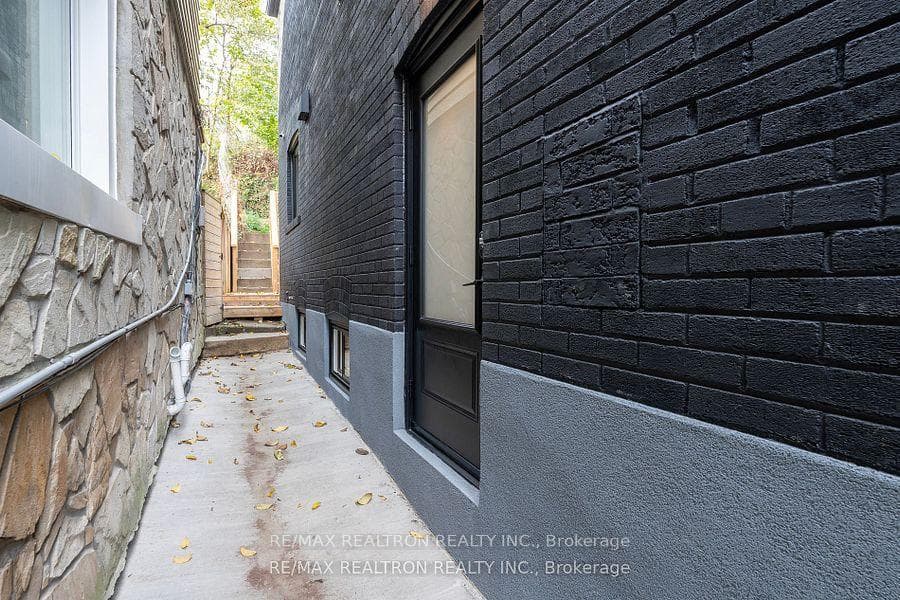 254 Hastings Avenue photo 31