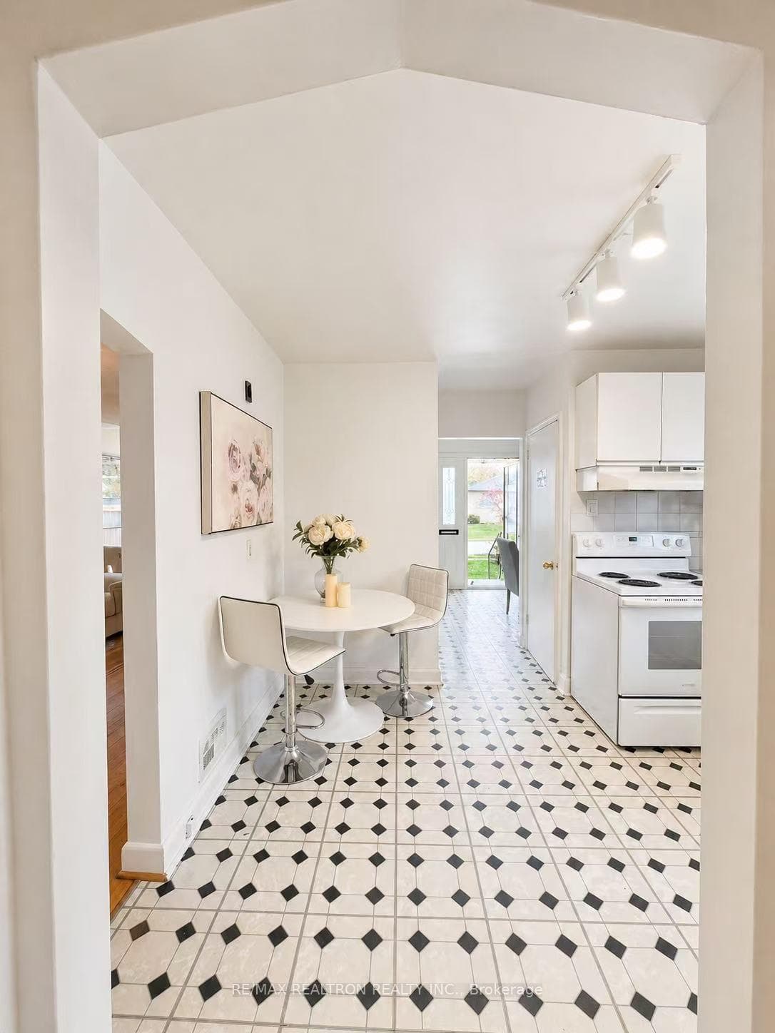 331 Boisdale Avenue photo 8