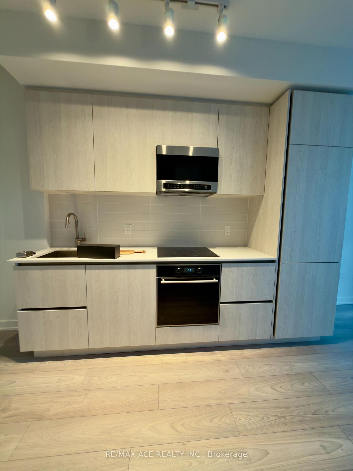 110 Broadway Avenue Unit 2213 photo 8