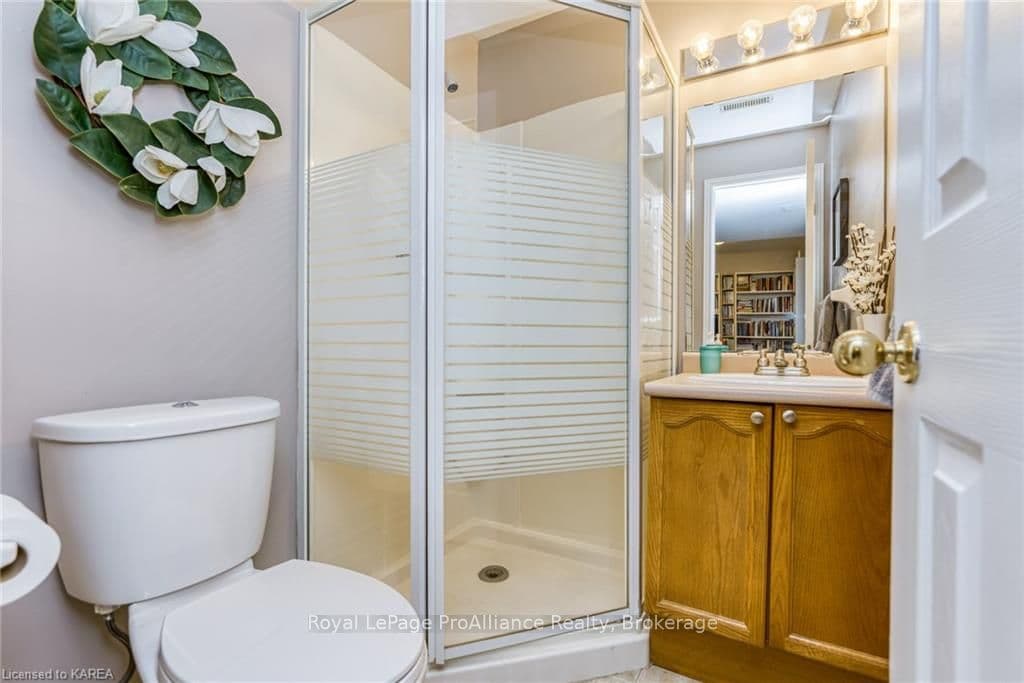 1258 BRACKENWOOD Crescent photo 23