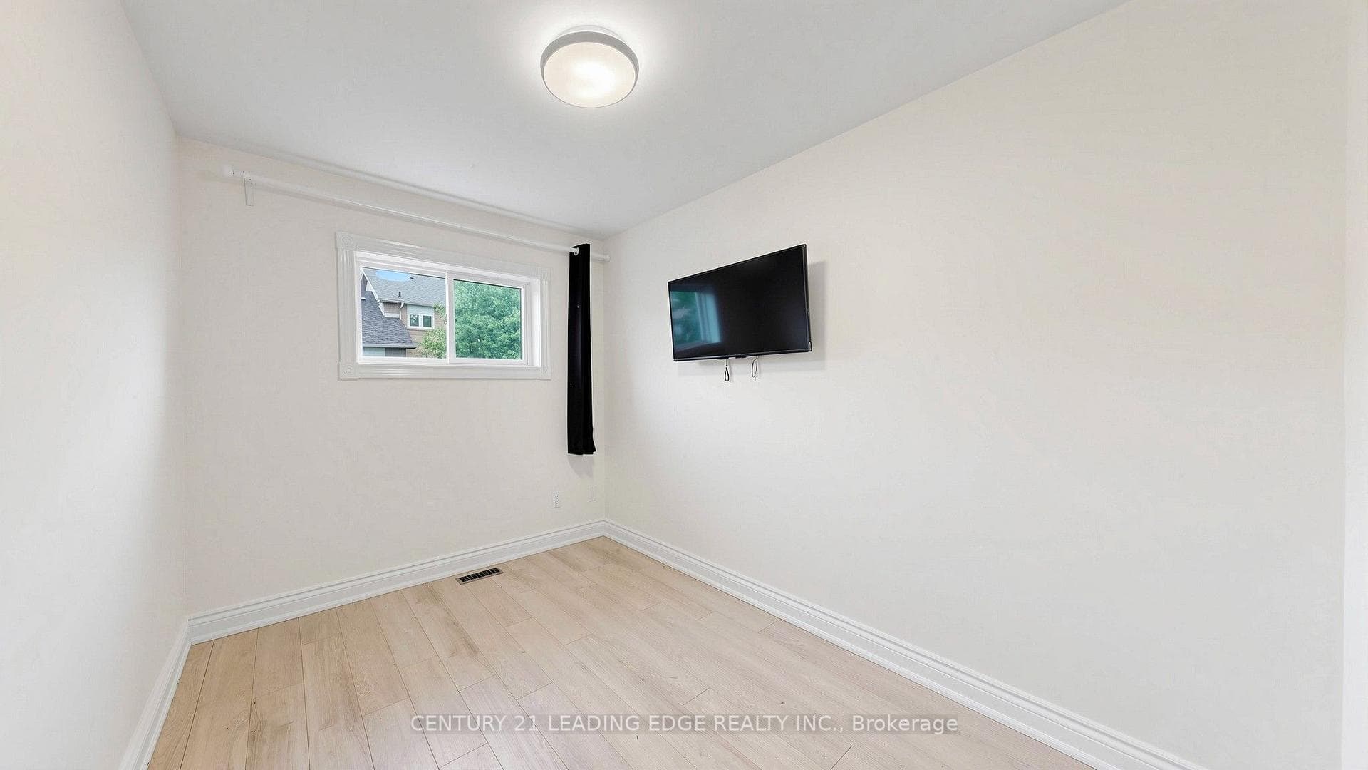 209 Kelso Crescent photo 32