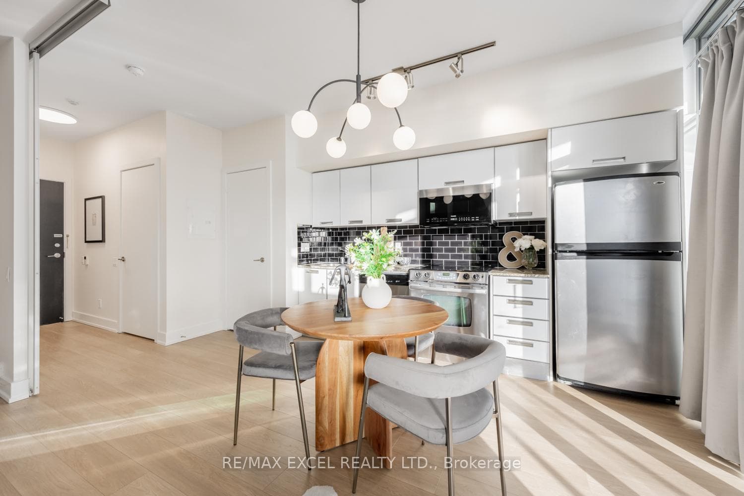 33 Charles Street Unit 3709 photo 4