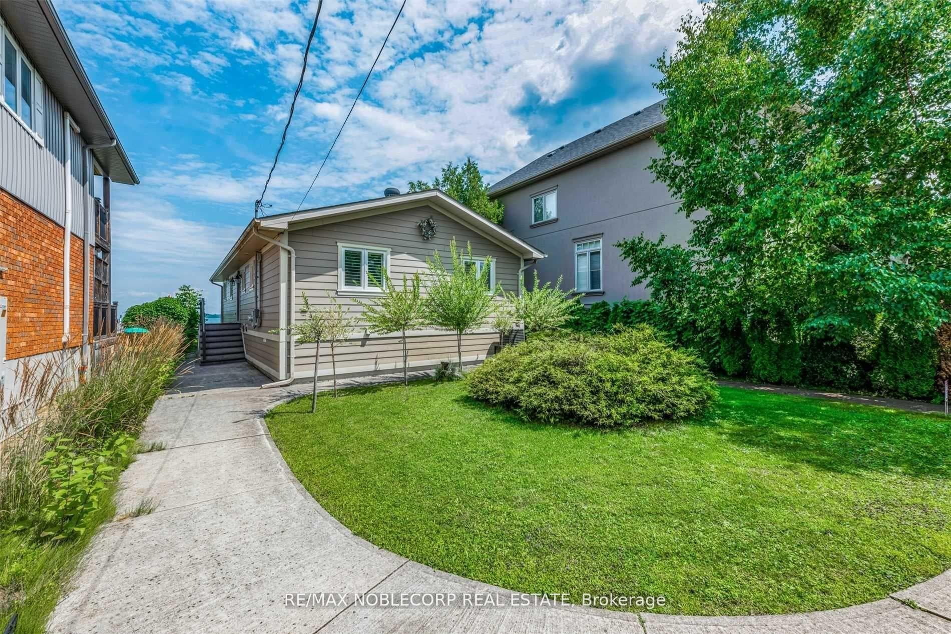 2471 Leonard Street photo 3