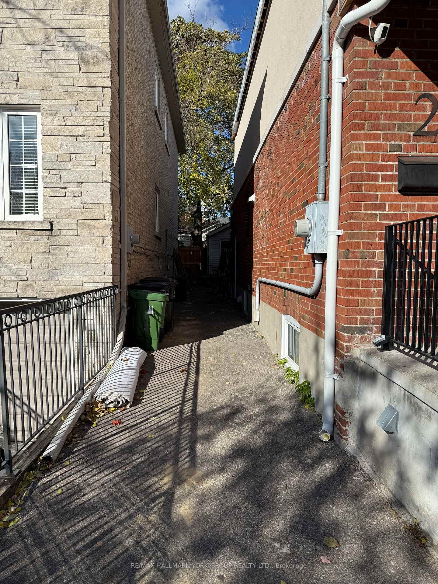 2 Coates Avenue photo 24