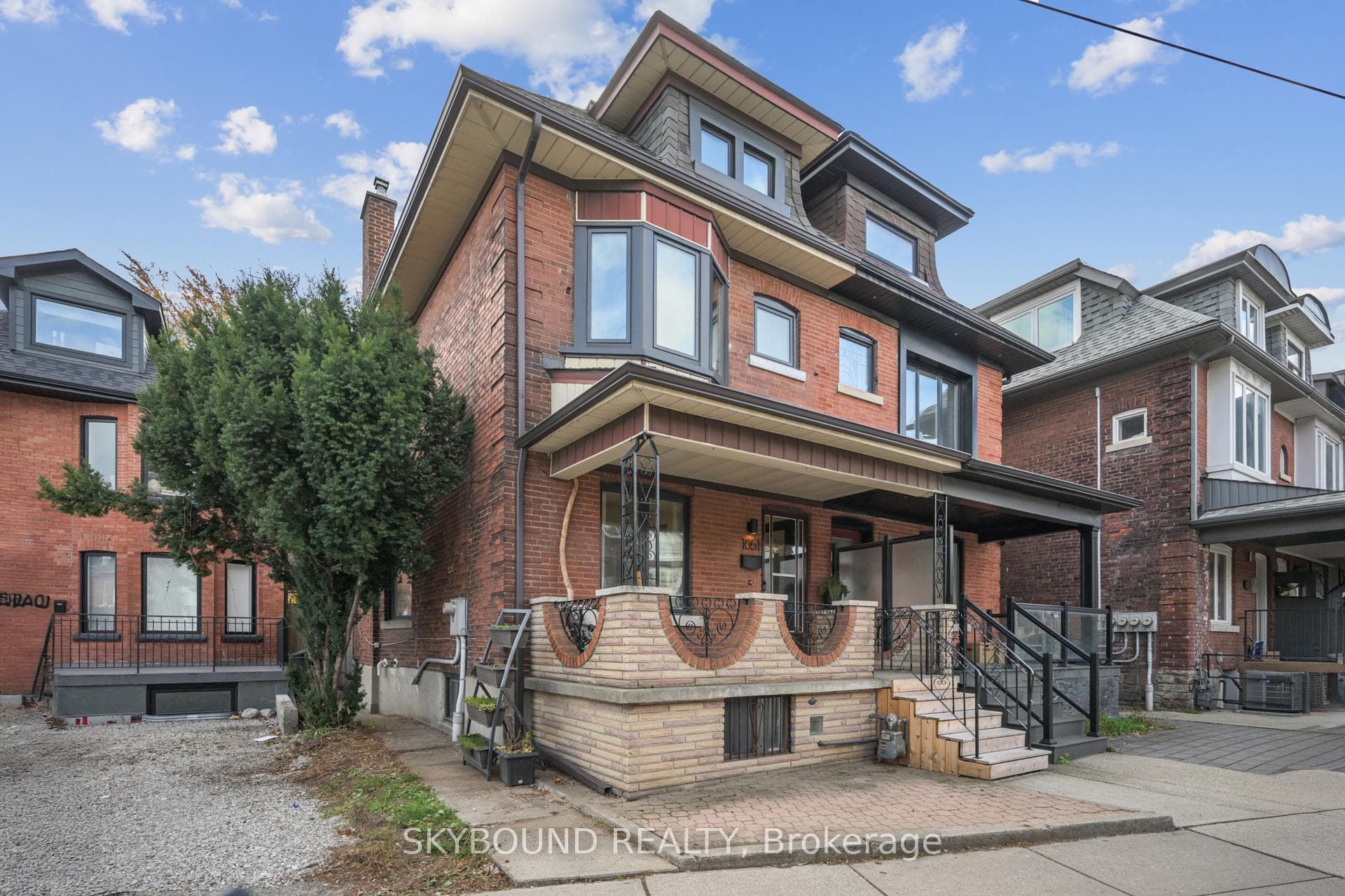 Welcome to 1051 College St