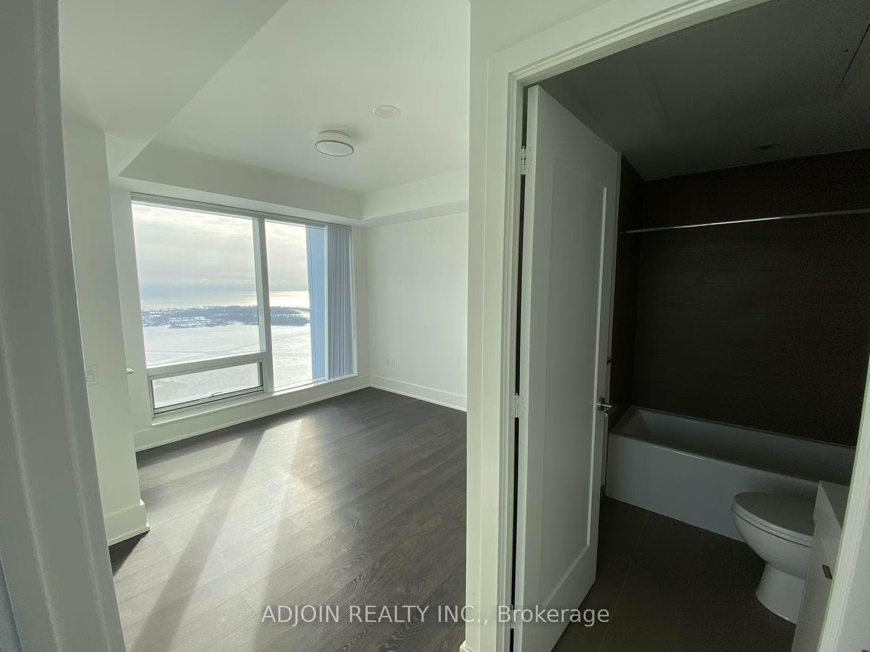 10 York Street Unit 5205 photo 4