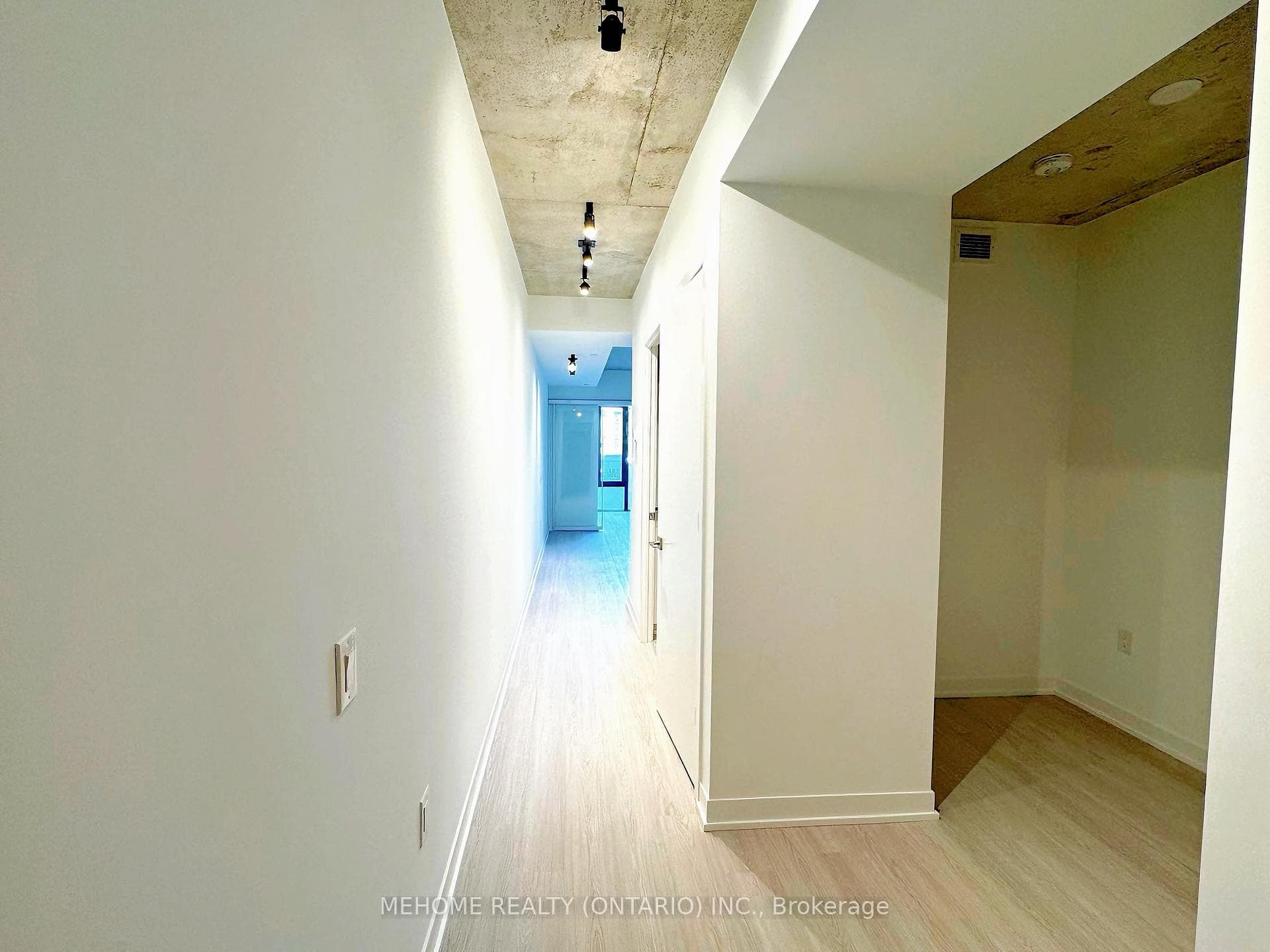 195 McCaul Street Unit 612 photo 2