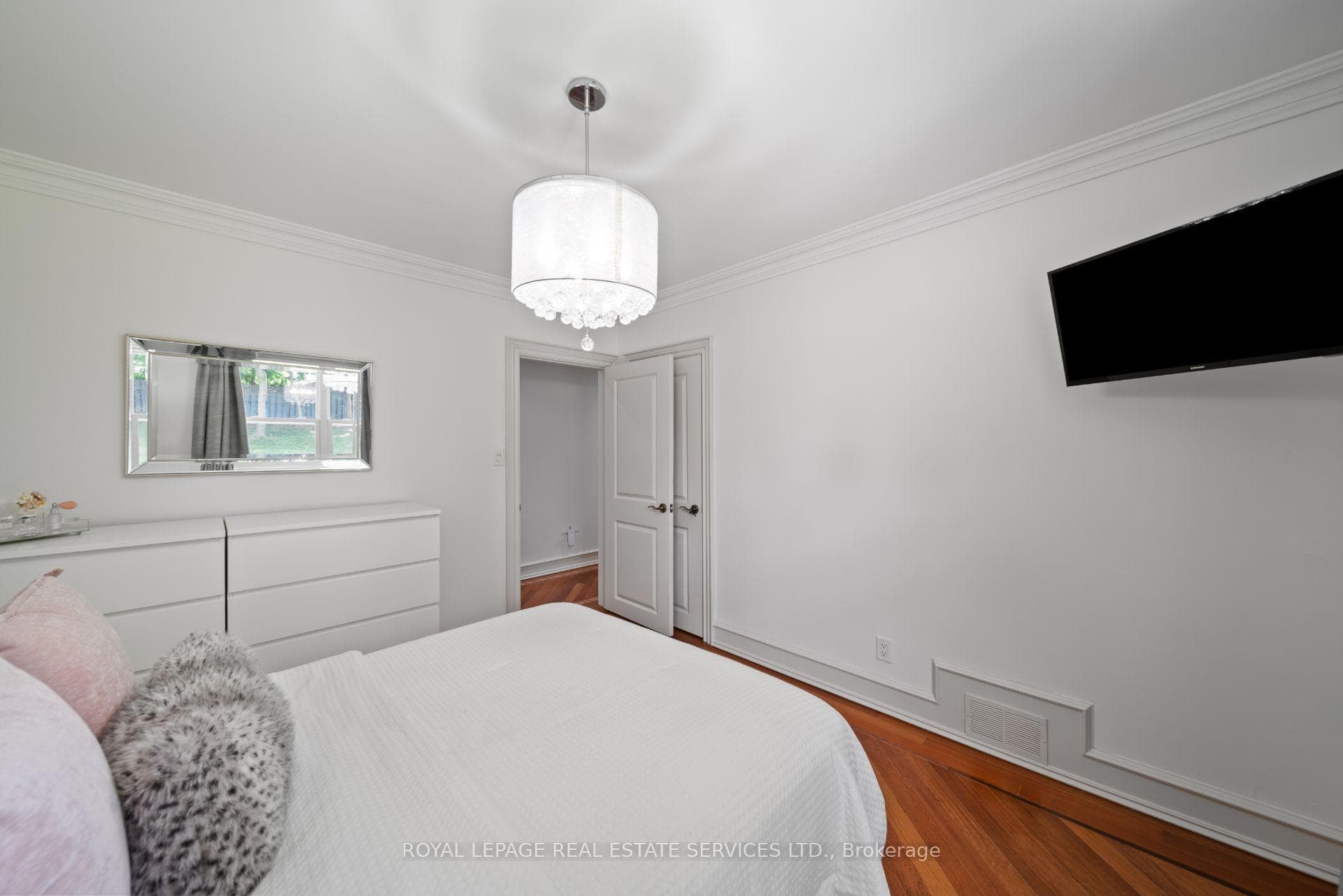 1592 Islington Avenue photo 21