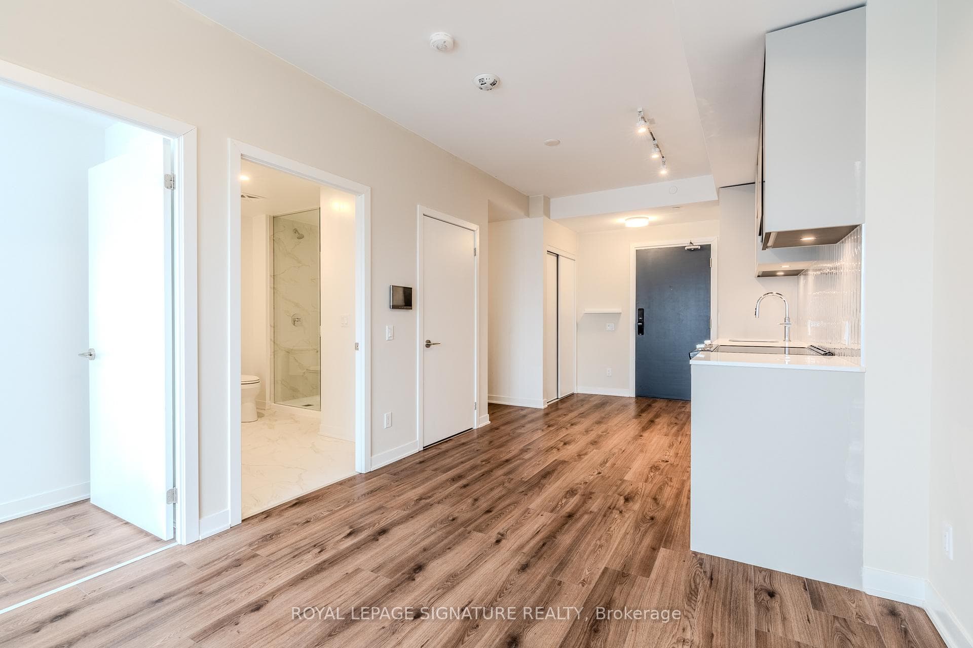 405 Dundas Street West Street Unit 723 photo 4