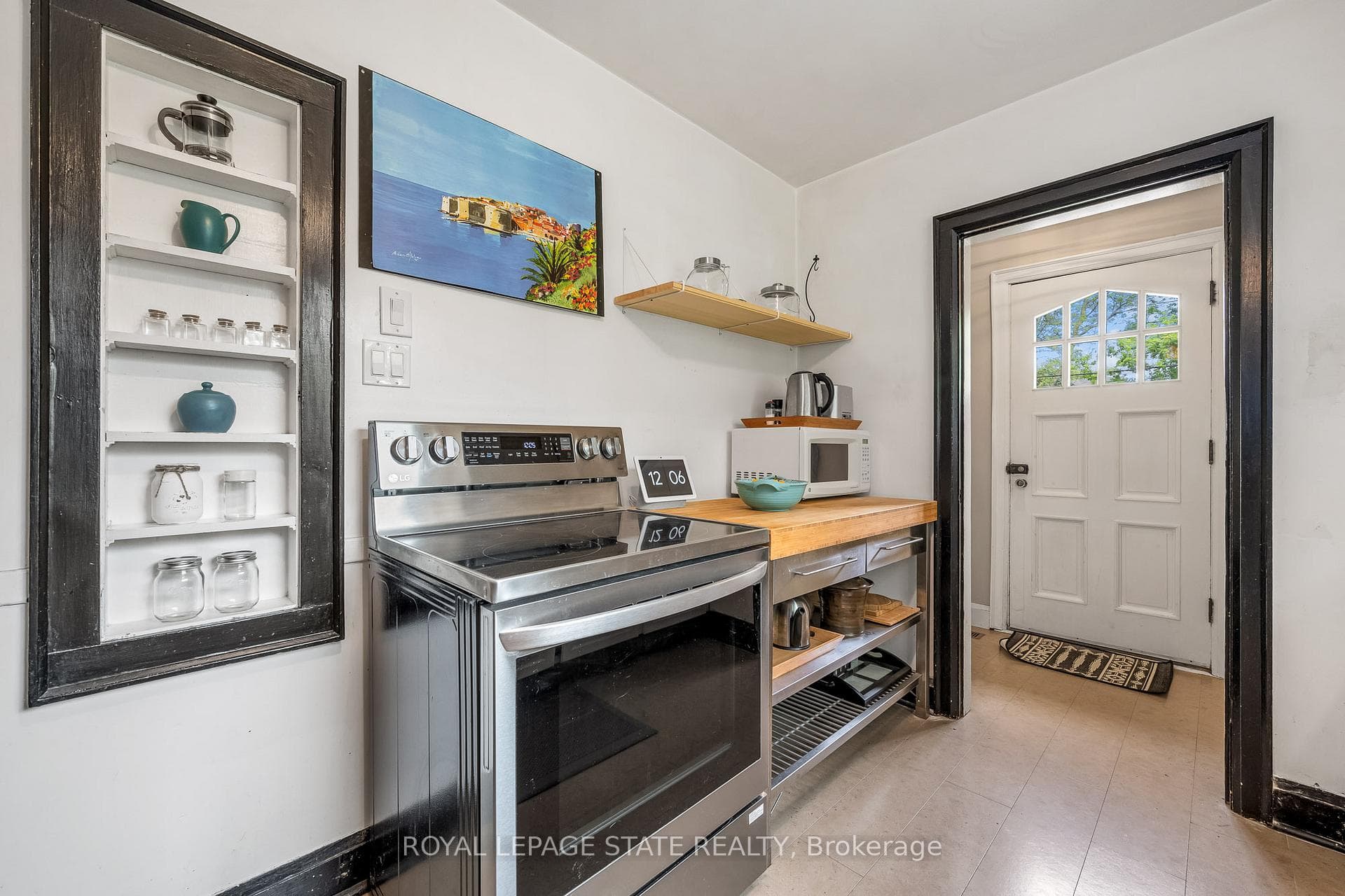126 Queensdale Avenue photo 9