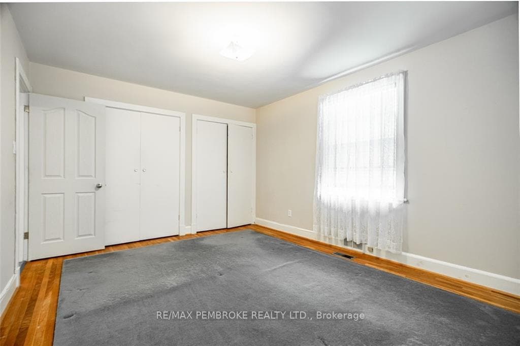 330 MACKAY Street photo 13