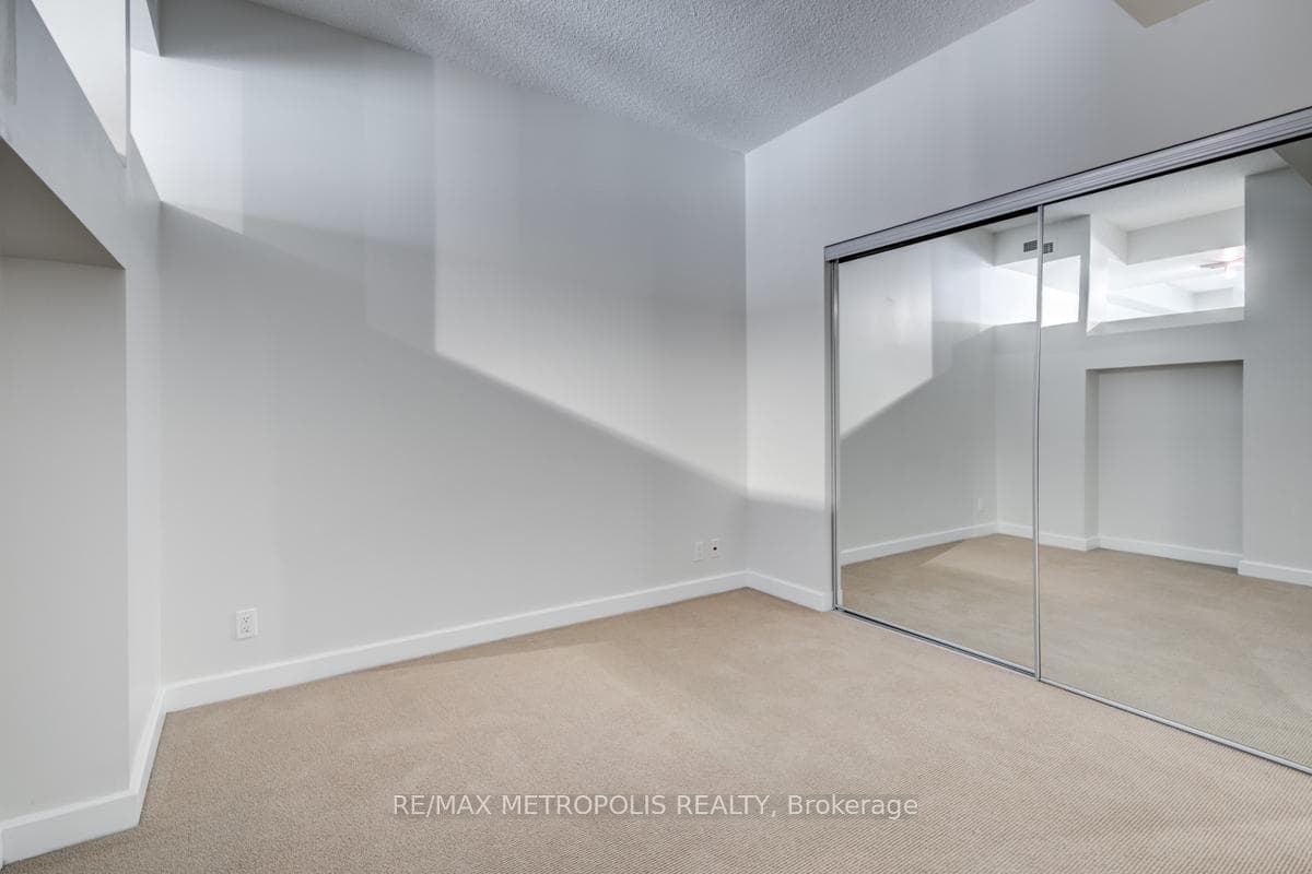 350 Wellington Street Unit 214 photo 15