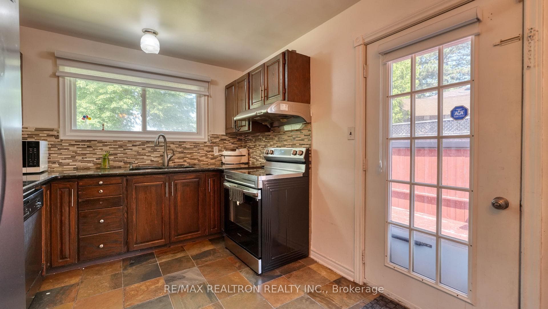 579 Pinewood Street photo 19