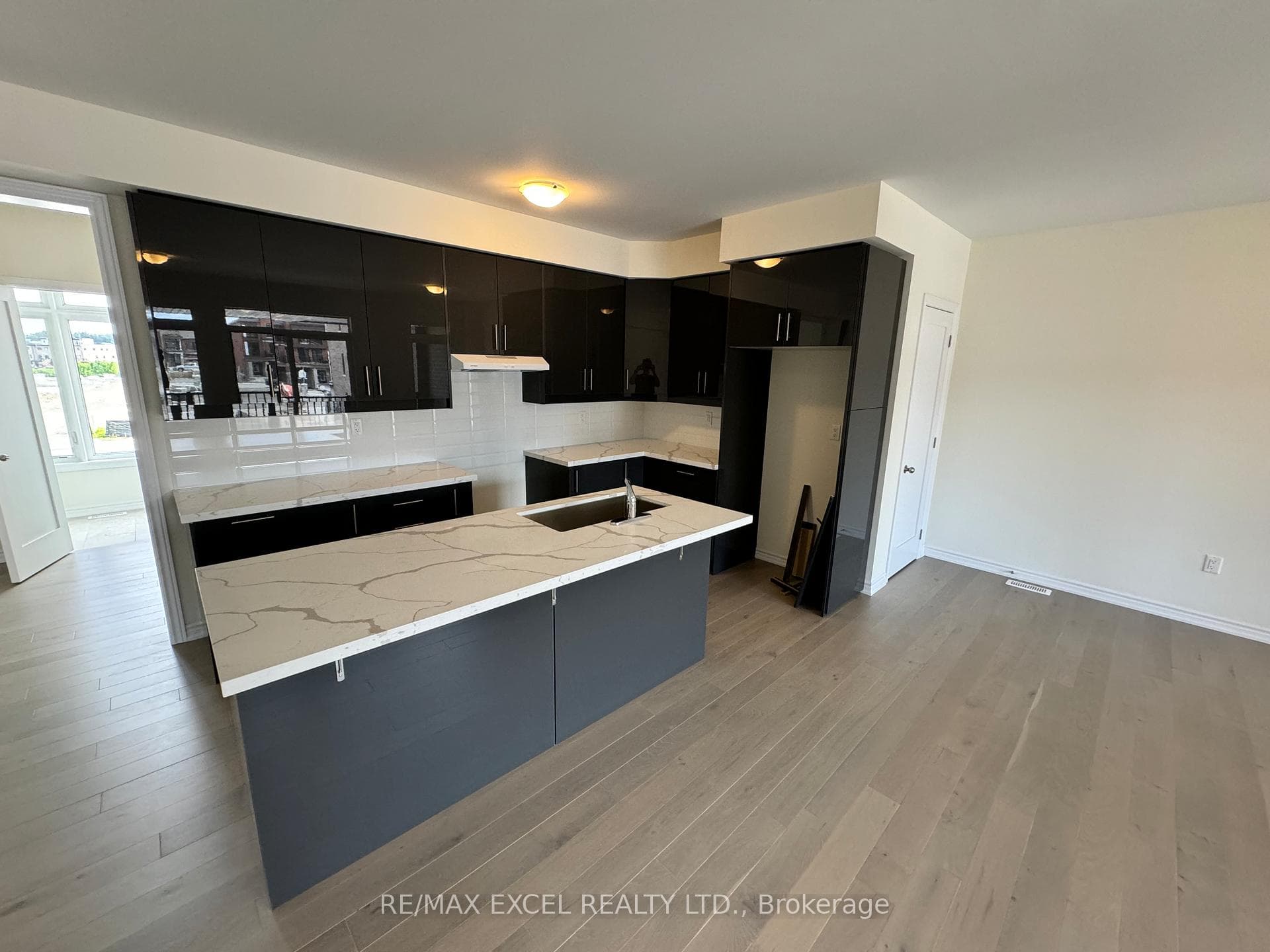158 Blick Crescent photo 3