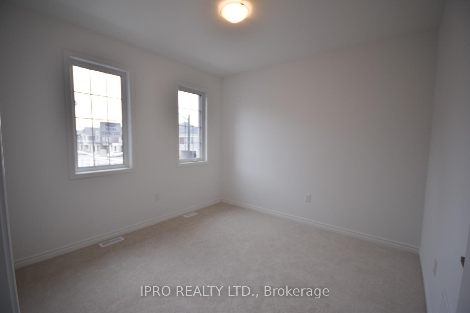1514 Moira Crescent photo 11