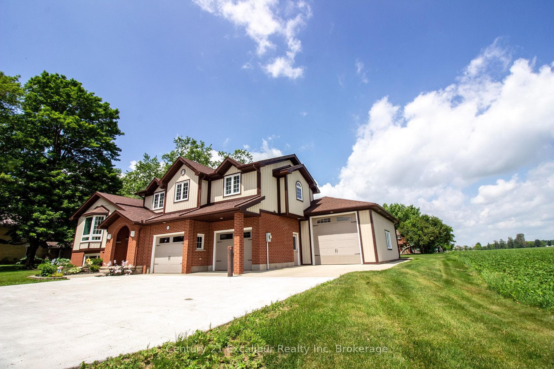 591 Wellington Street photo 2