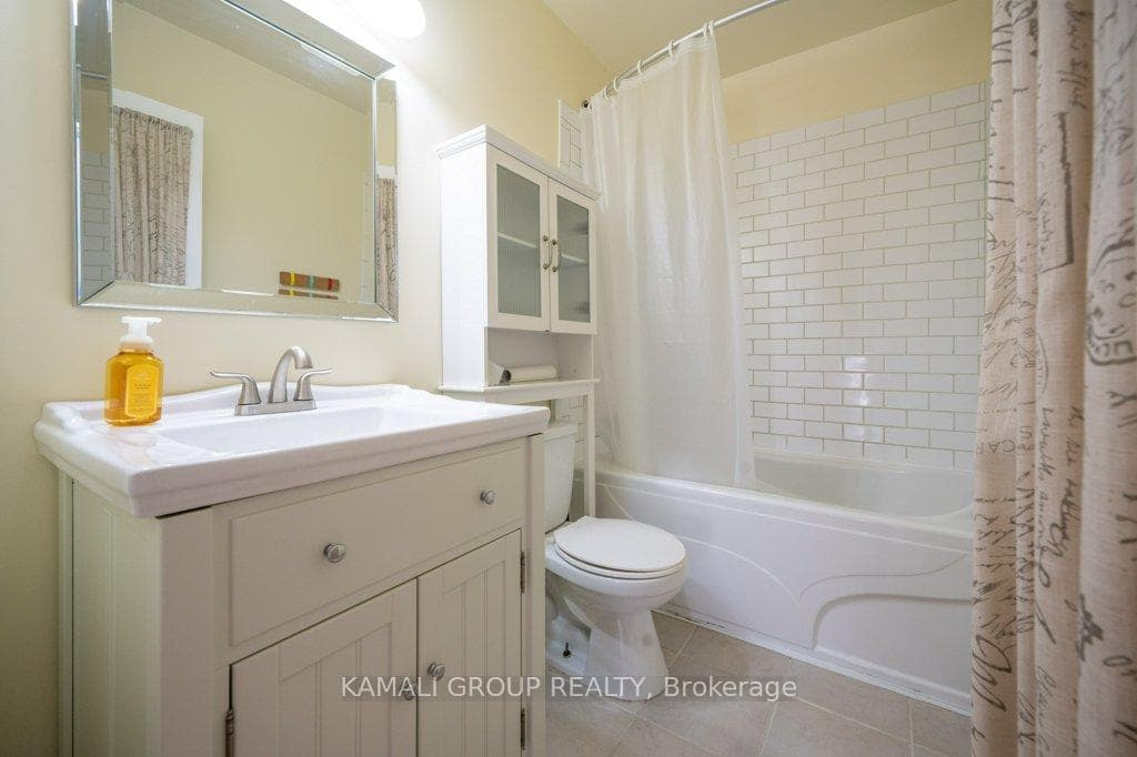 685 Perry Crescent photo 12