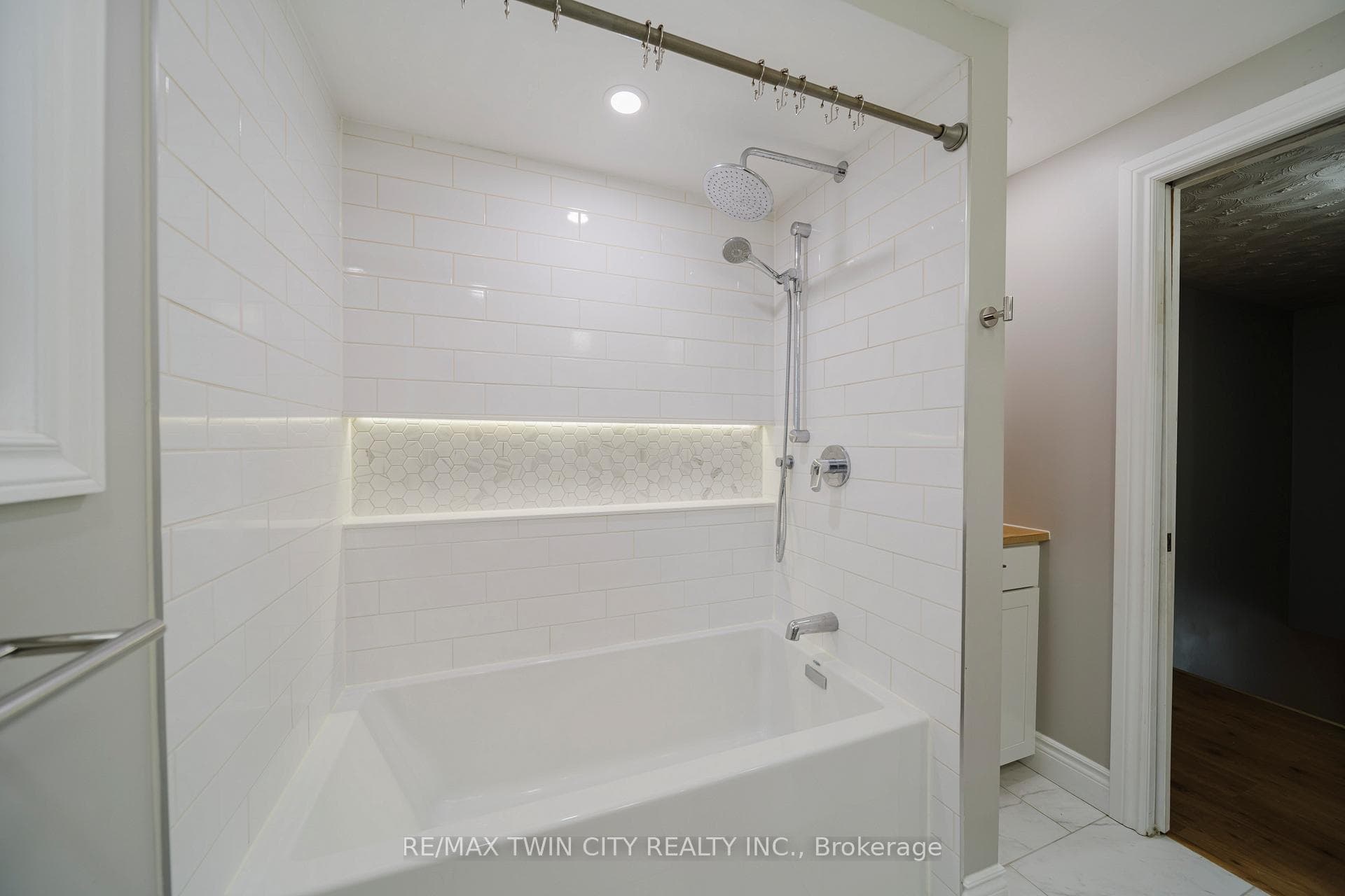 7 Campbell Place photo 30