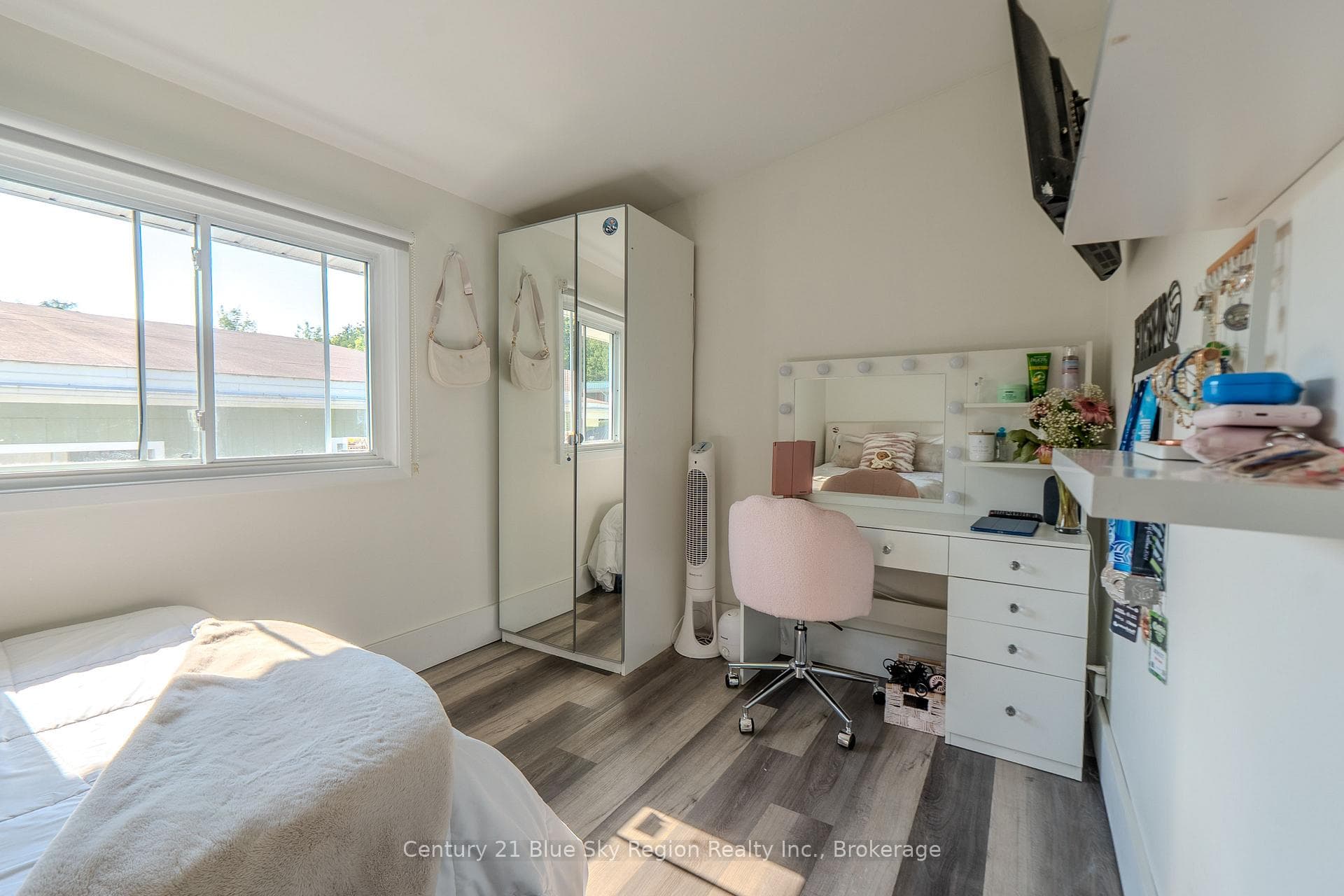 326 Leonard Street photo 22