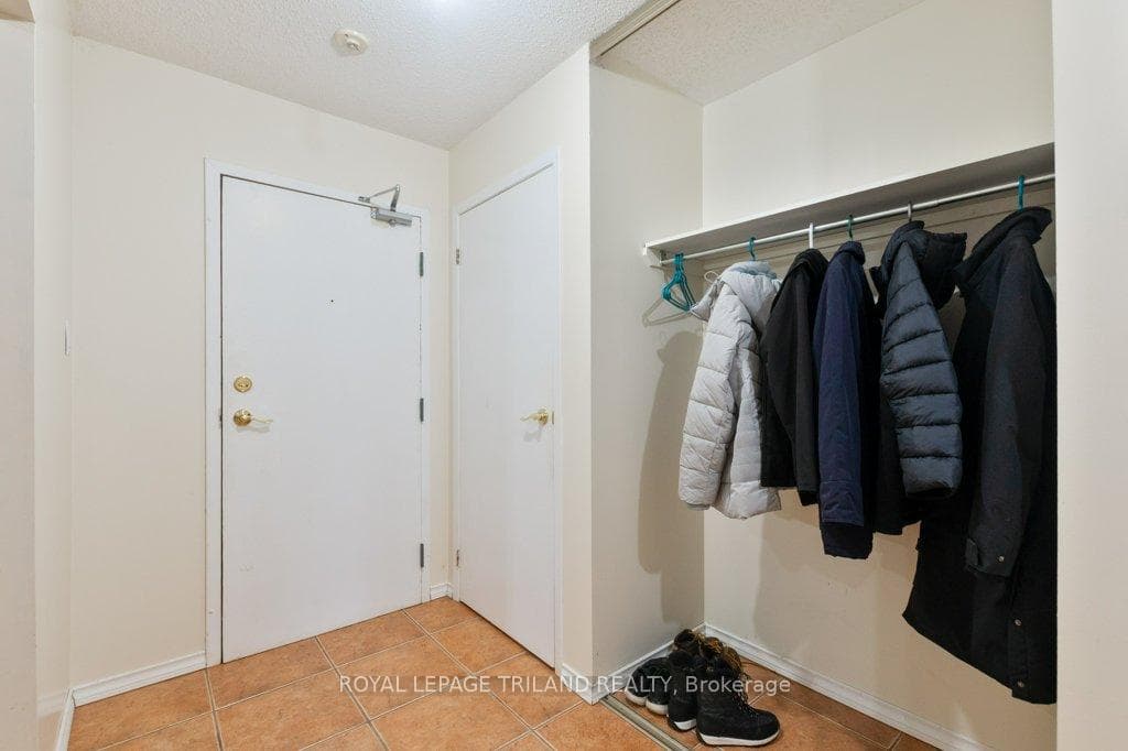 729 Deveron Crescent Unit 104 photo 31