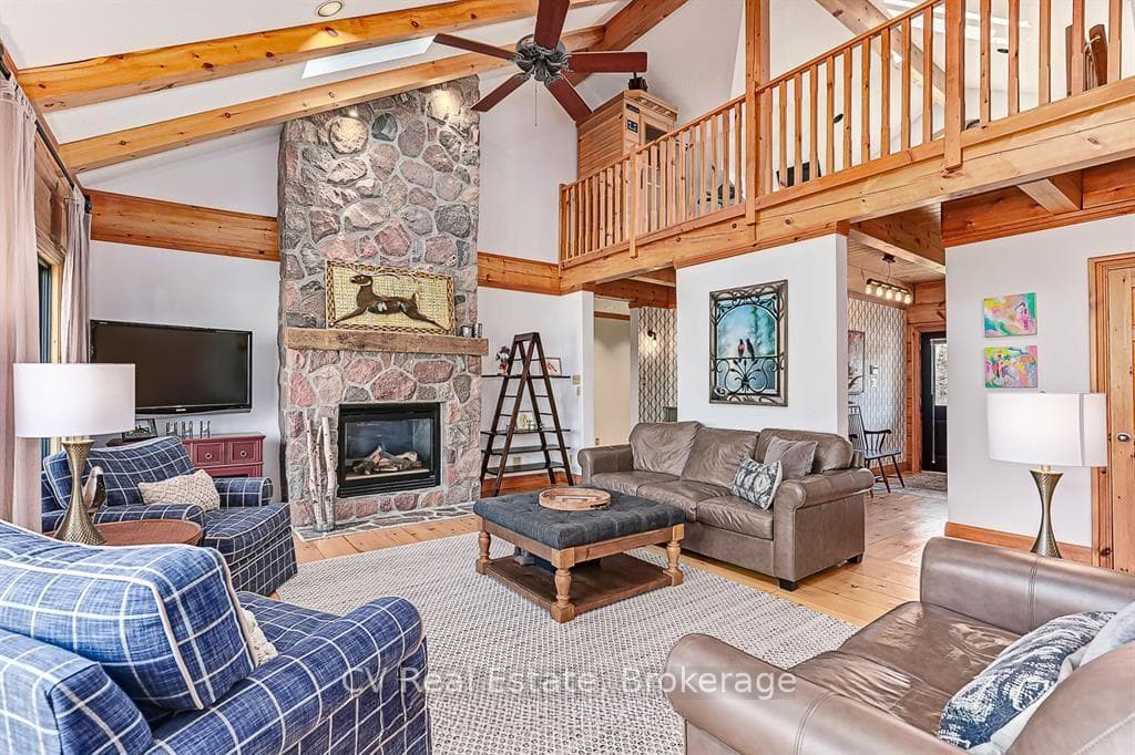 108 Cortina Crescent photo 7