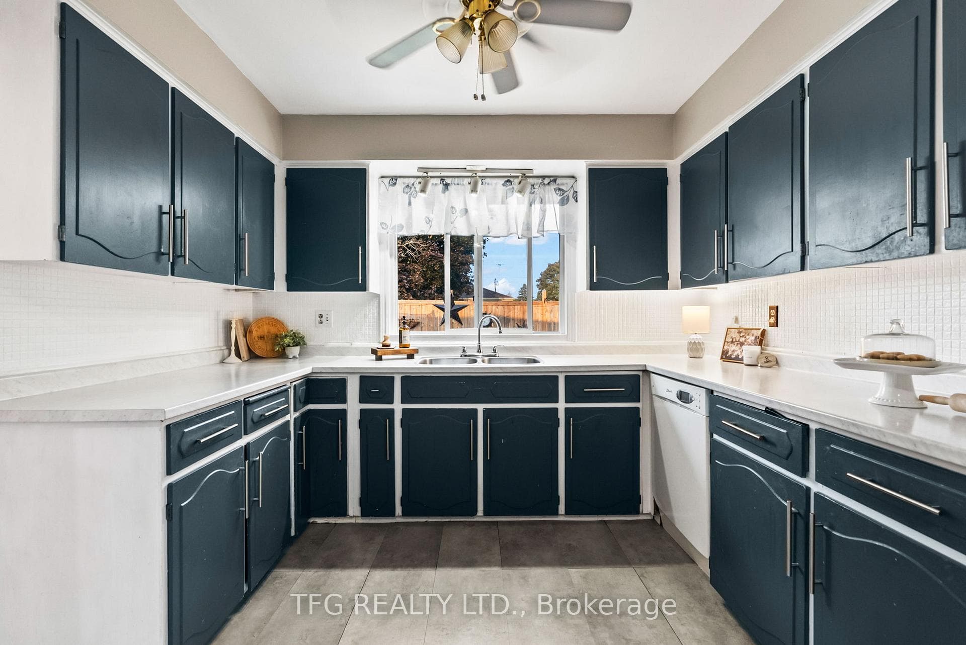 807 Fernhill Boulevard photo 10