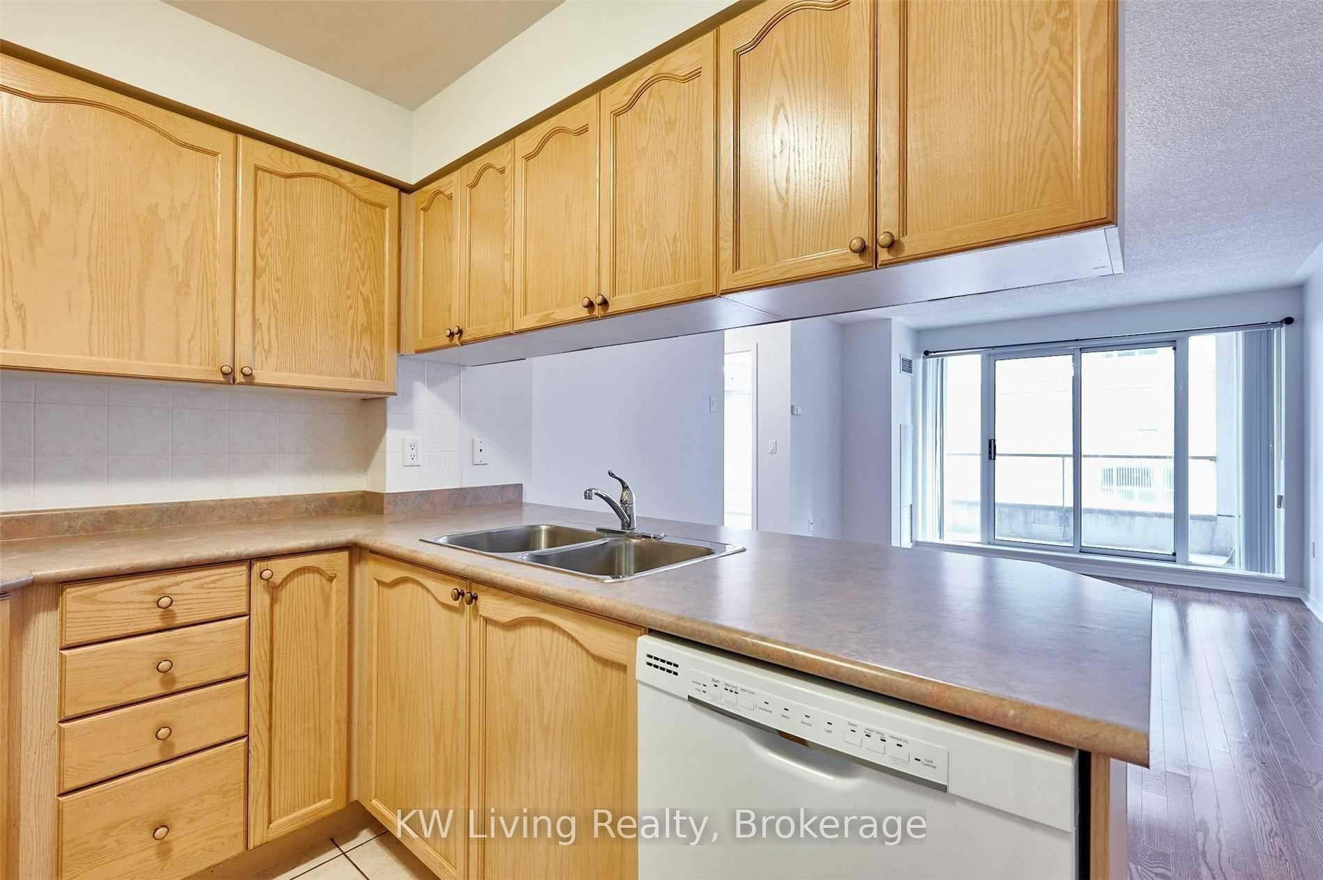 909 Bay Street Unit 606 photo 10