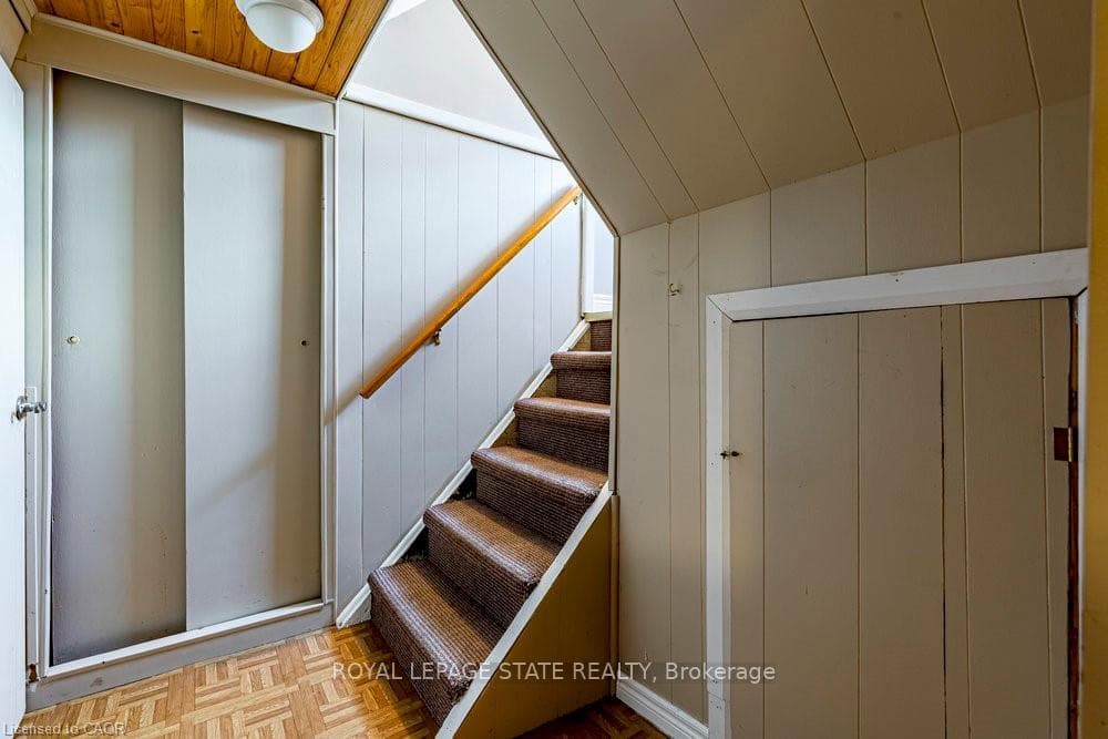Side door & stairs to basement- inlaw possibility