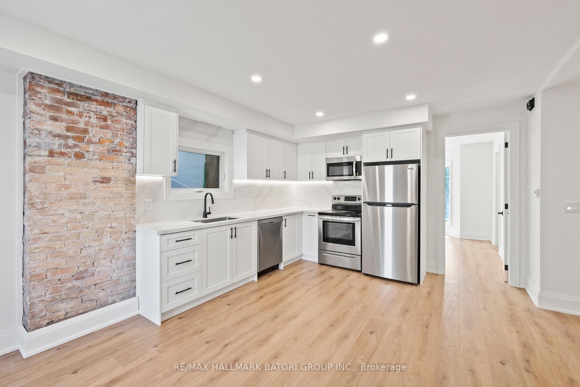 18 Keewatin Avenue Unit 3 photo 2