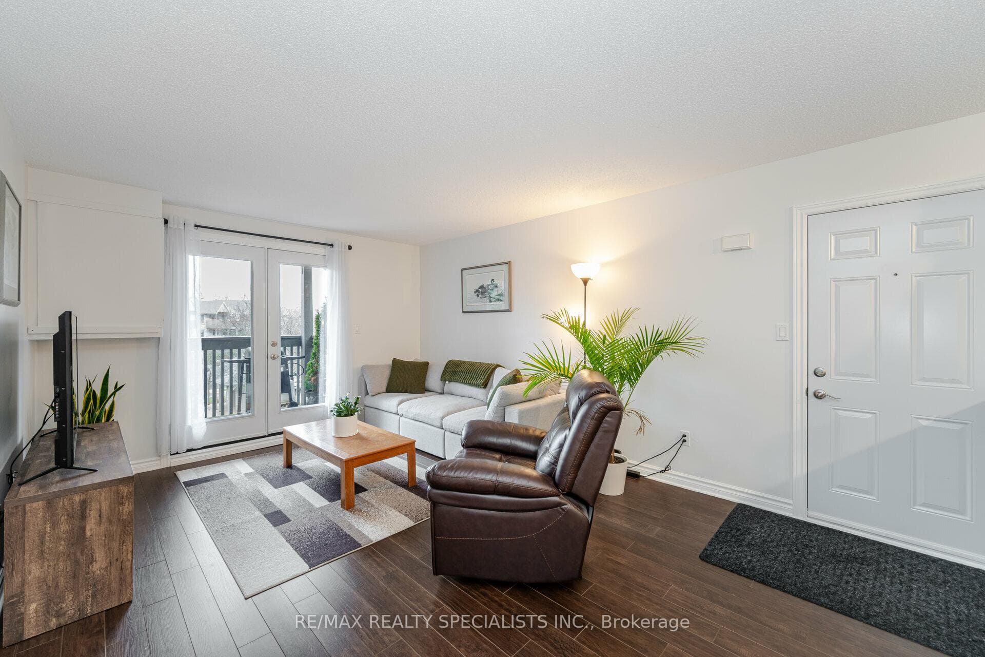 2020 CLEAVER Avenue Unit 304 photo 2