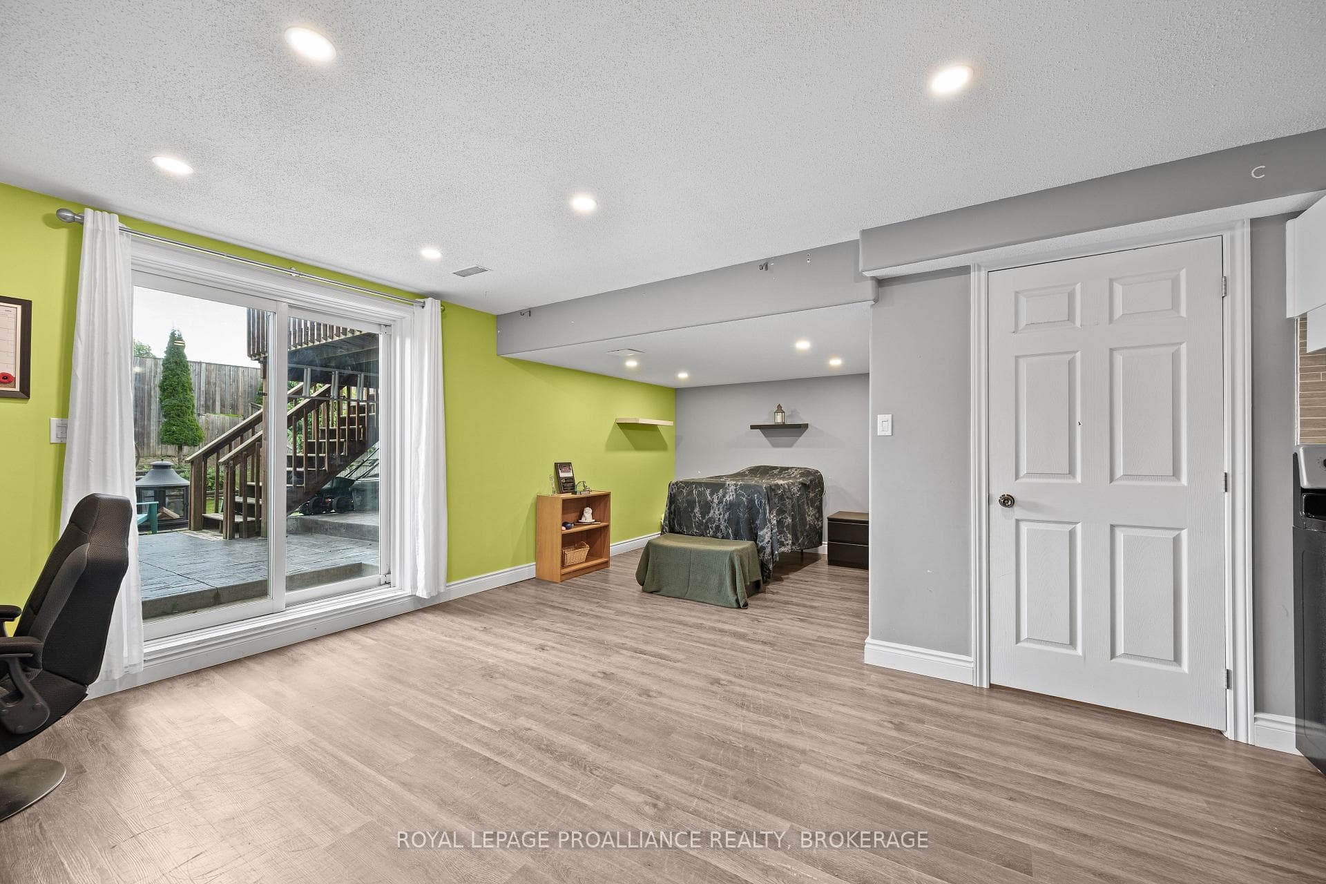 974 Swanfield Street photo 29