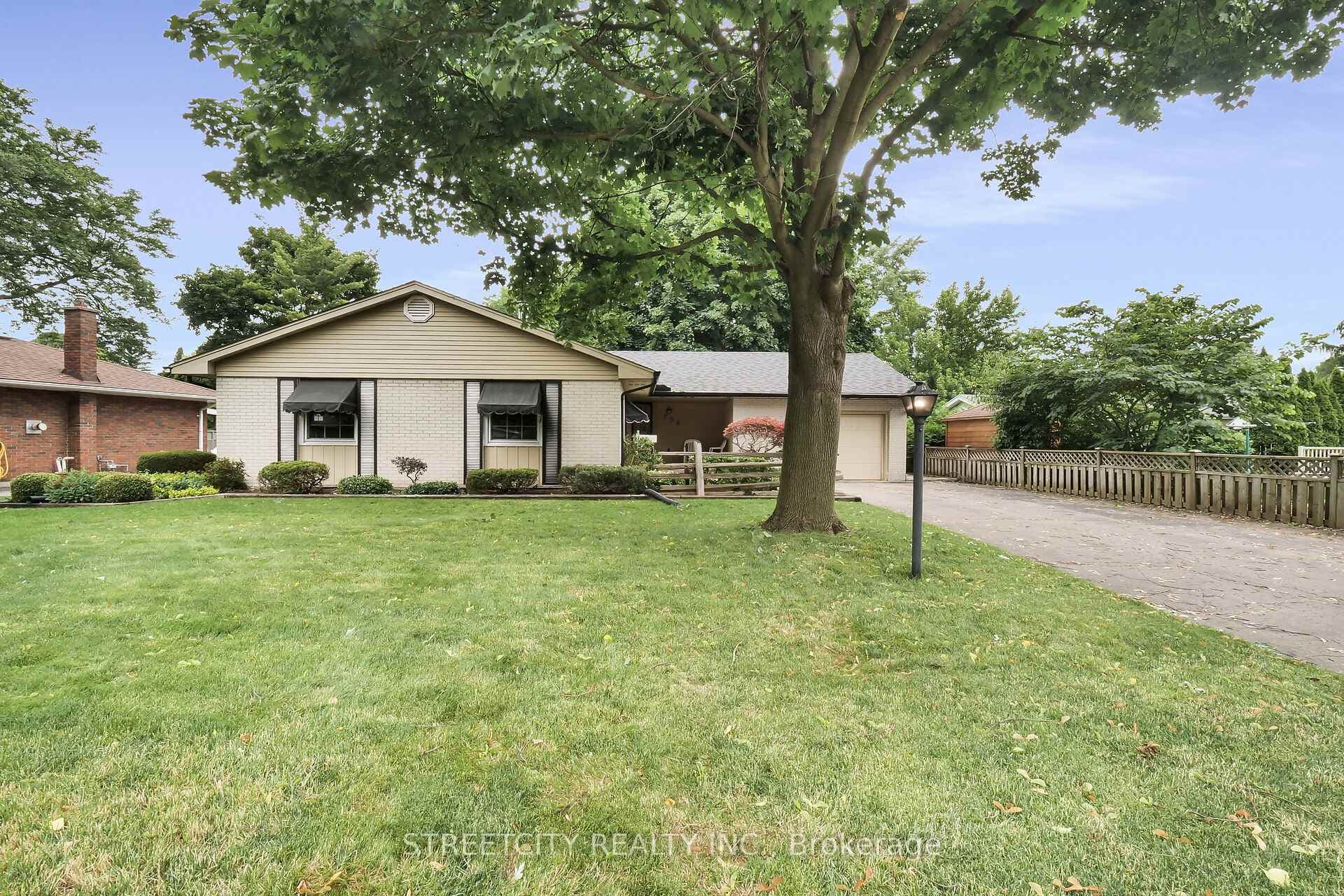 756 Glengyle Crescent photo 1