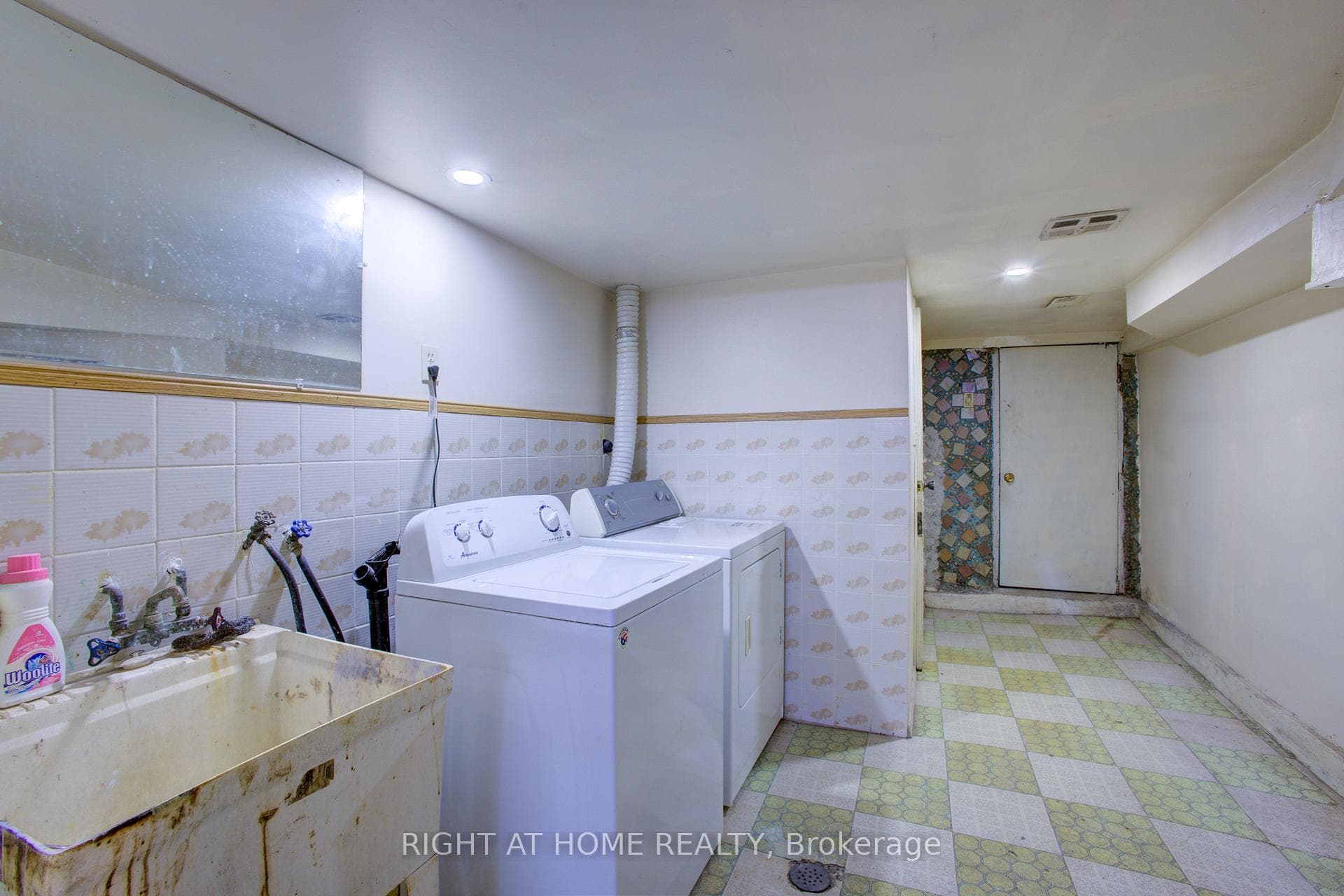 82 Uxbridge Avenue photo 20