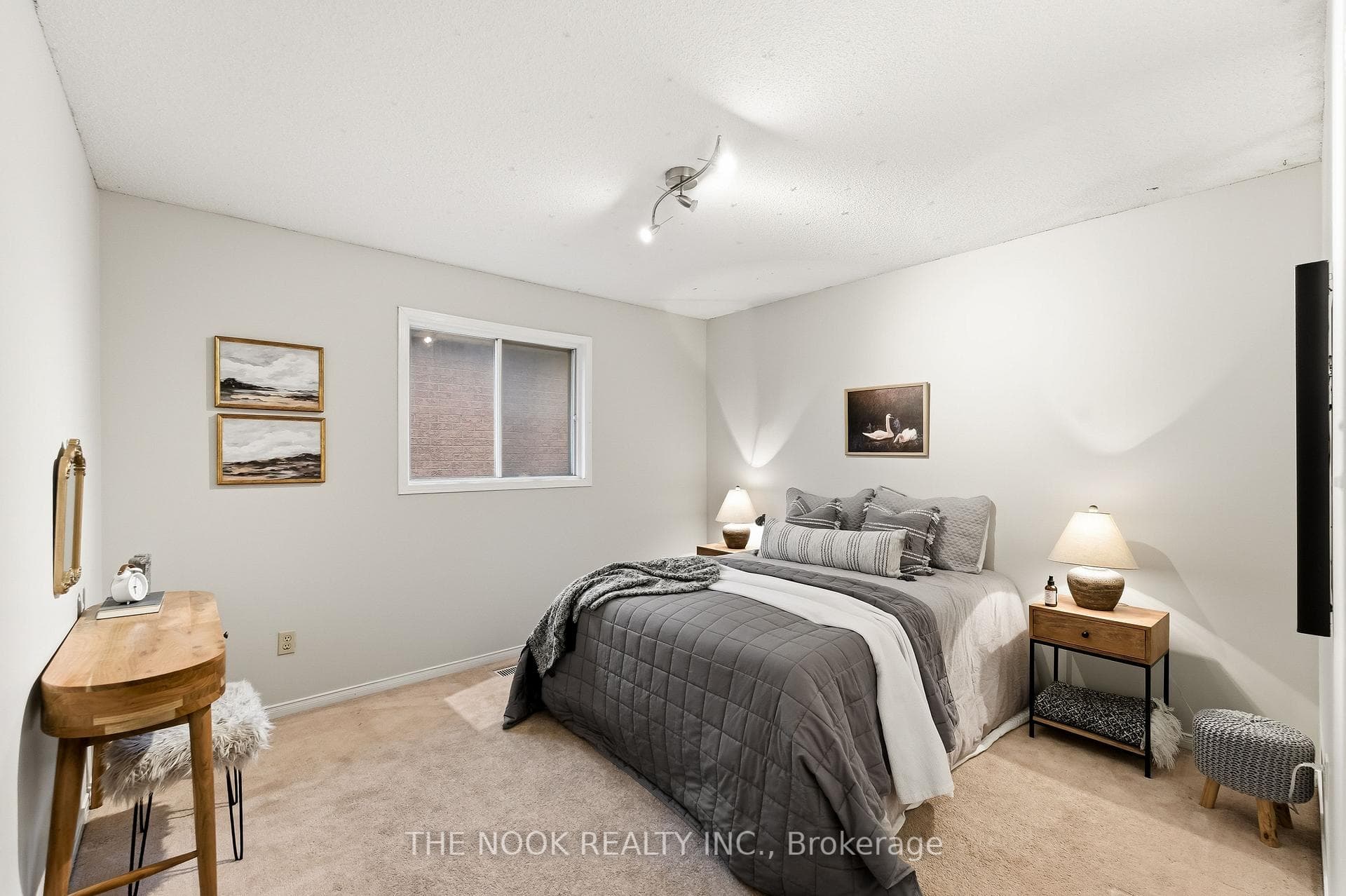1565 Oakburn Street photo 32