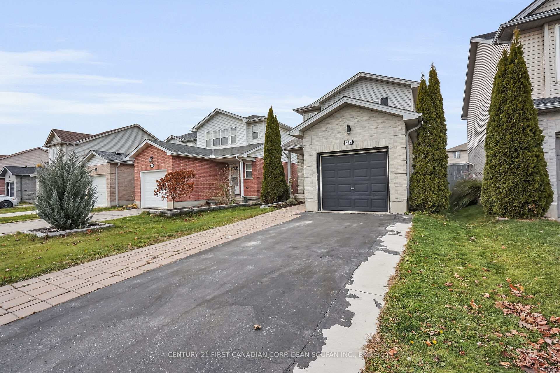995 Kimball Crescent photo 3