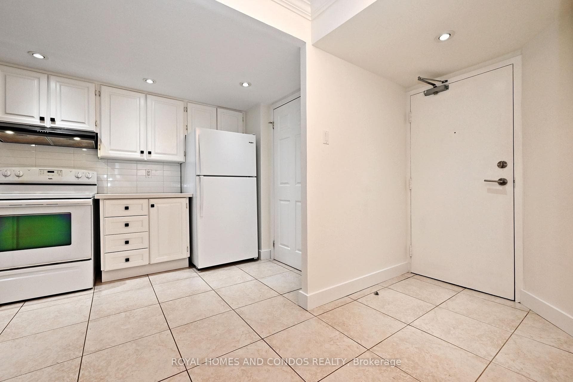 77 Maitland Place Unit 220 photo 4