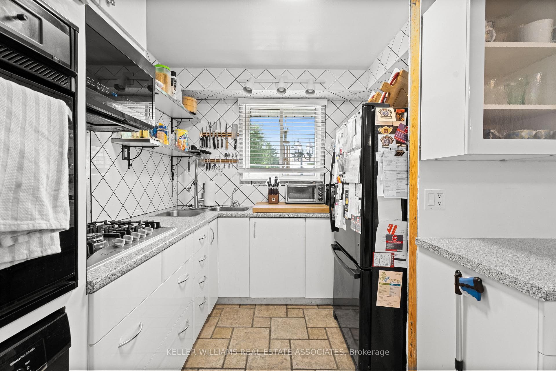 32 Mcilwraith Crescent photo 7