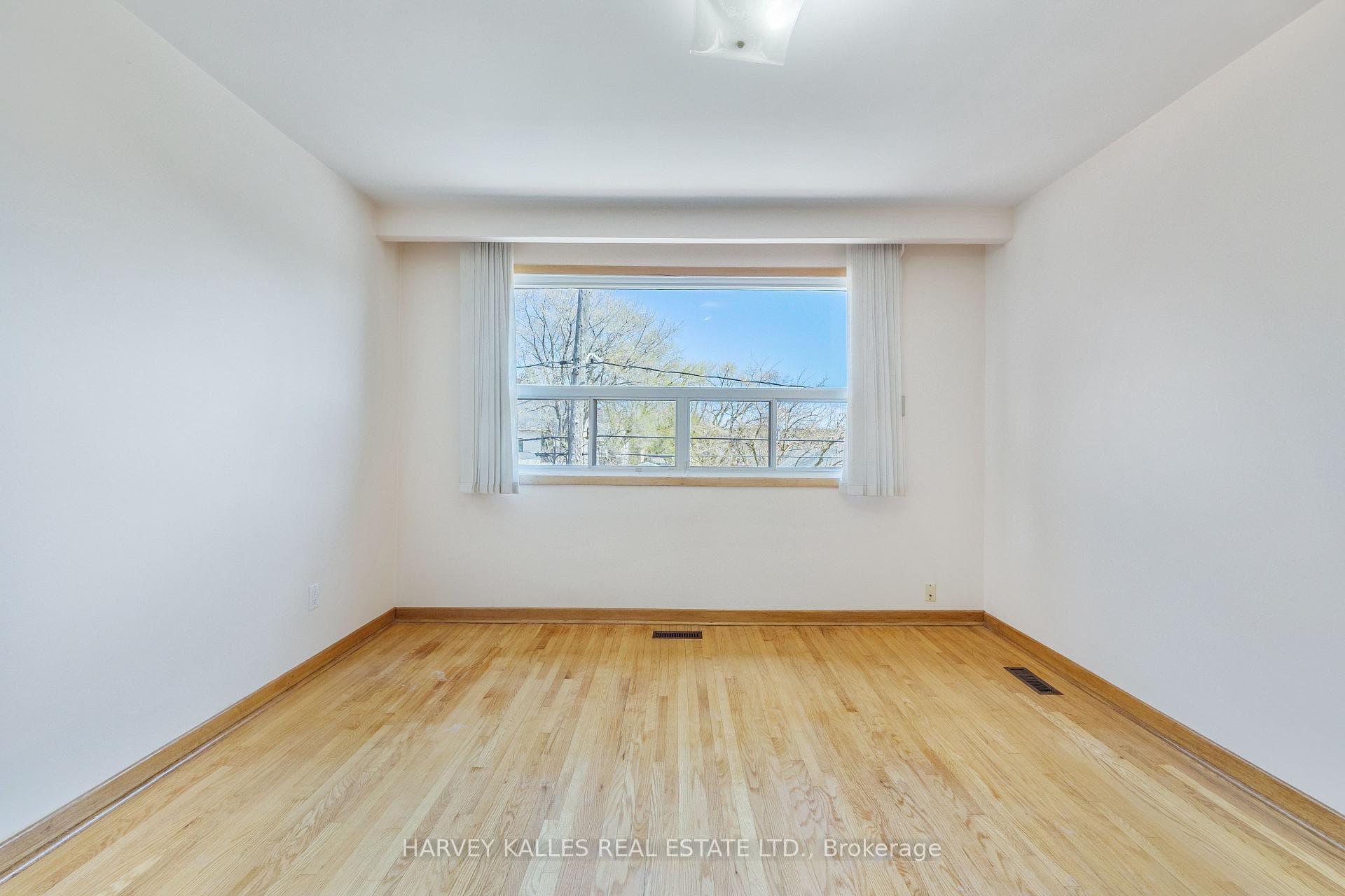 696 Winona Drive photo 23