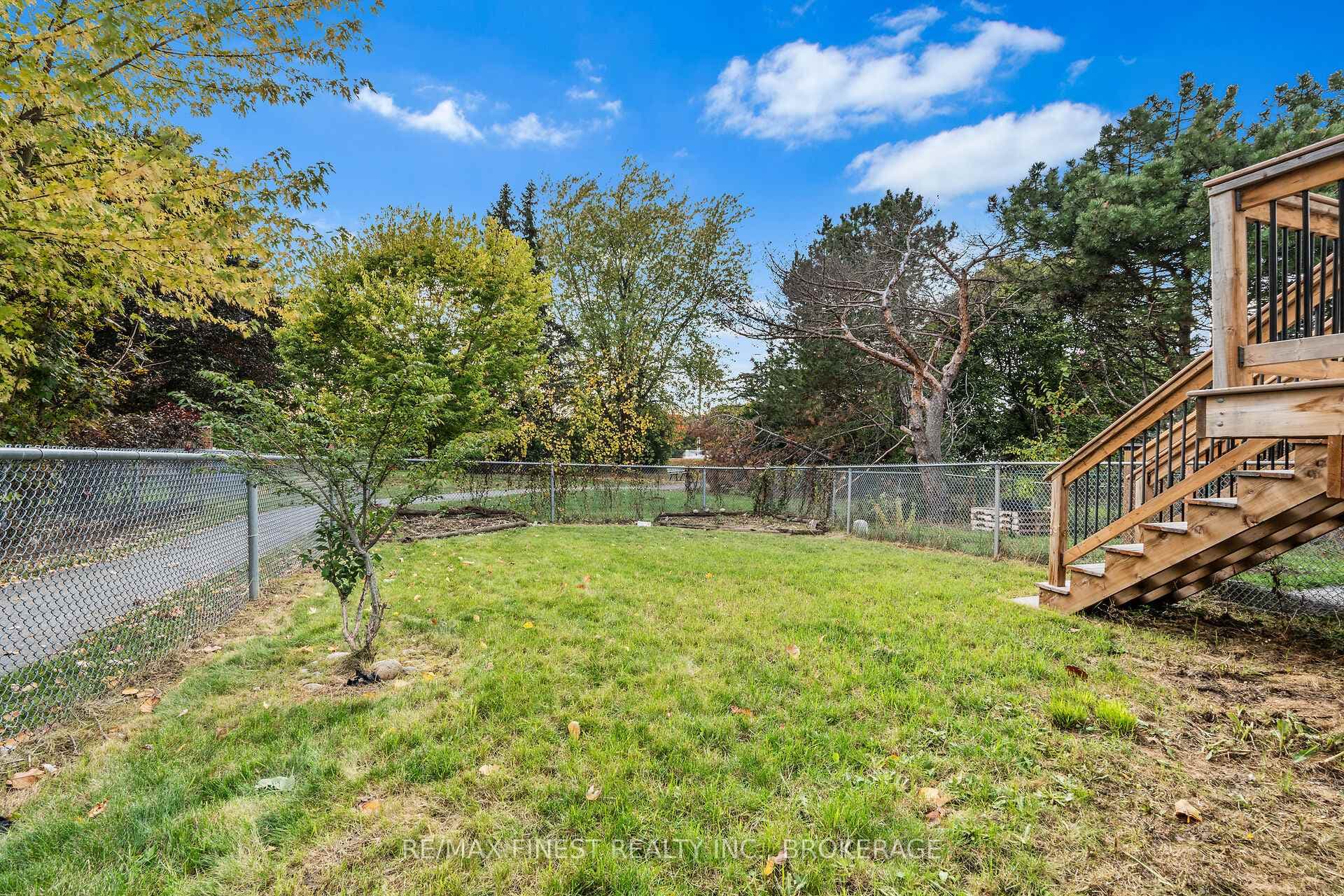 698 MacLean Court photo 28