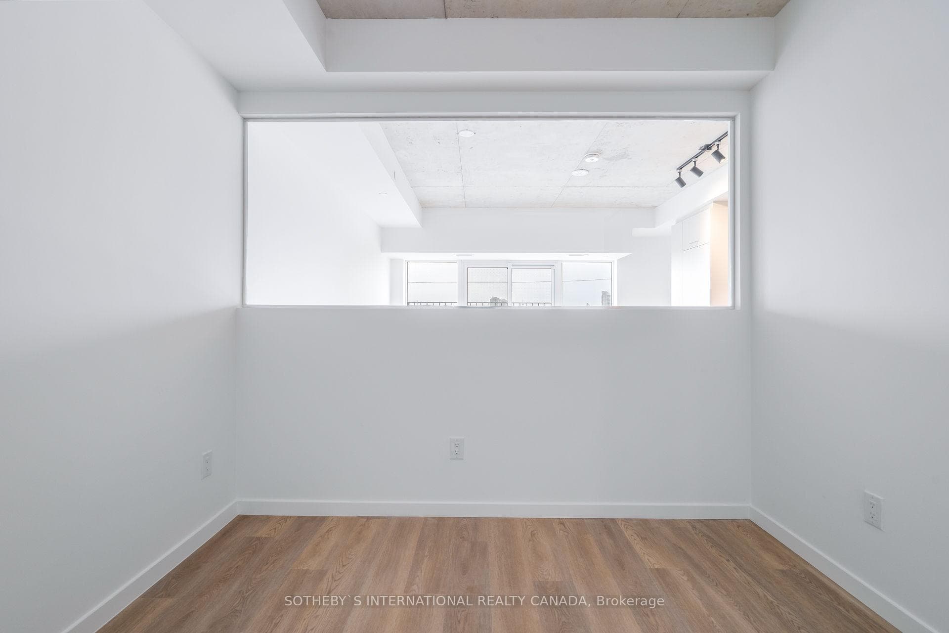689 The Queensway N/A Unit 323 photo 26