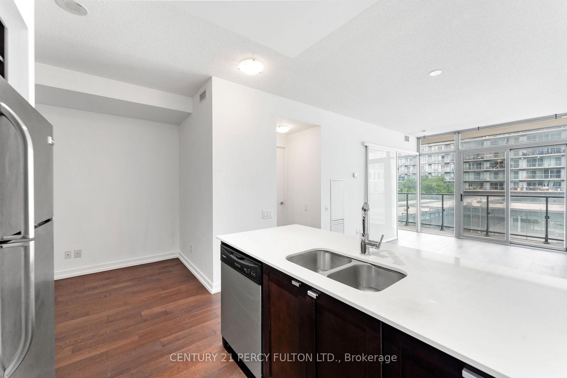 105 The Queensway Avenue Unit 301 photo 4