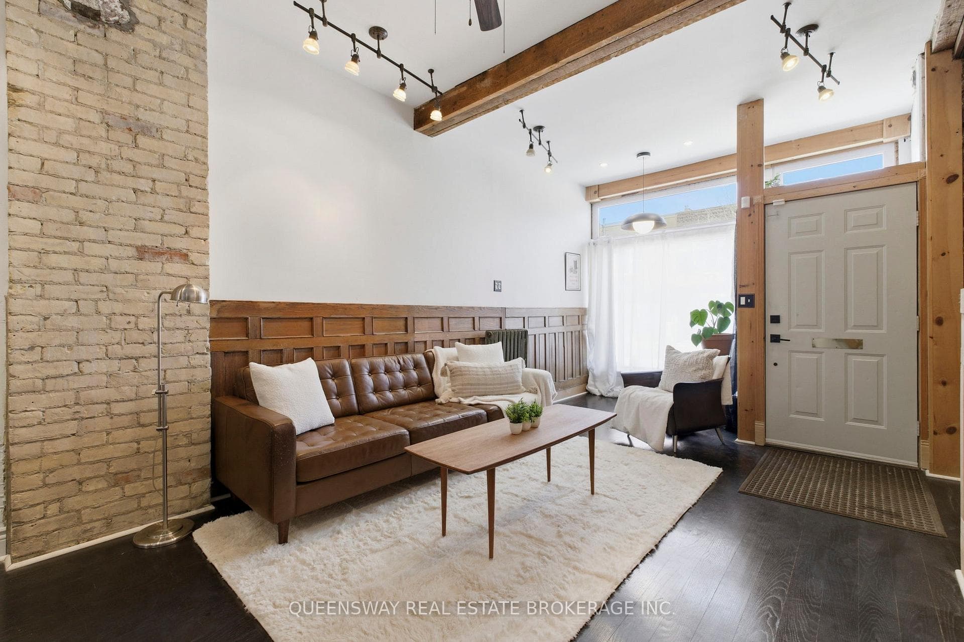992 Dovercourt Road photo 2