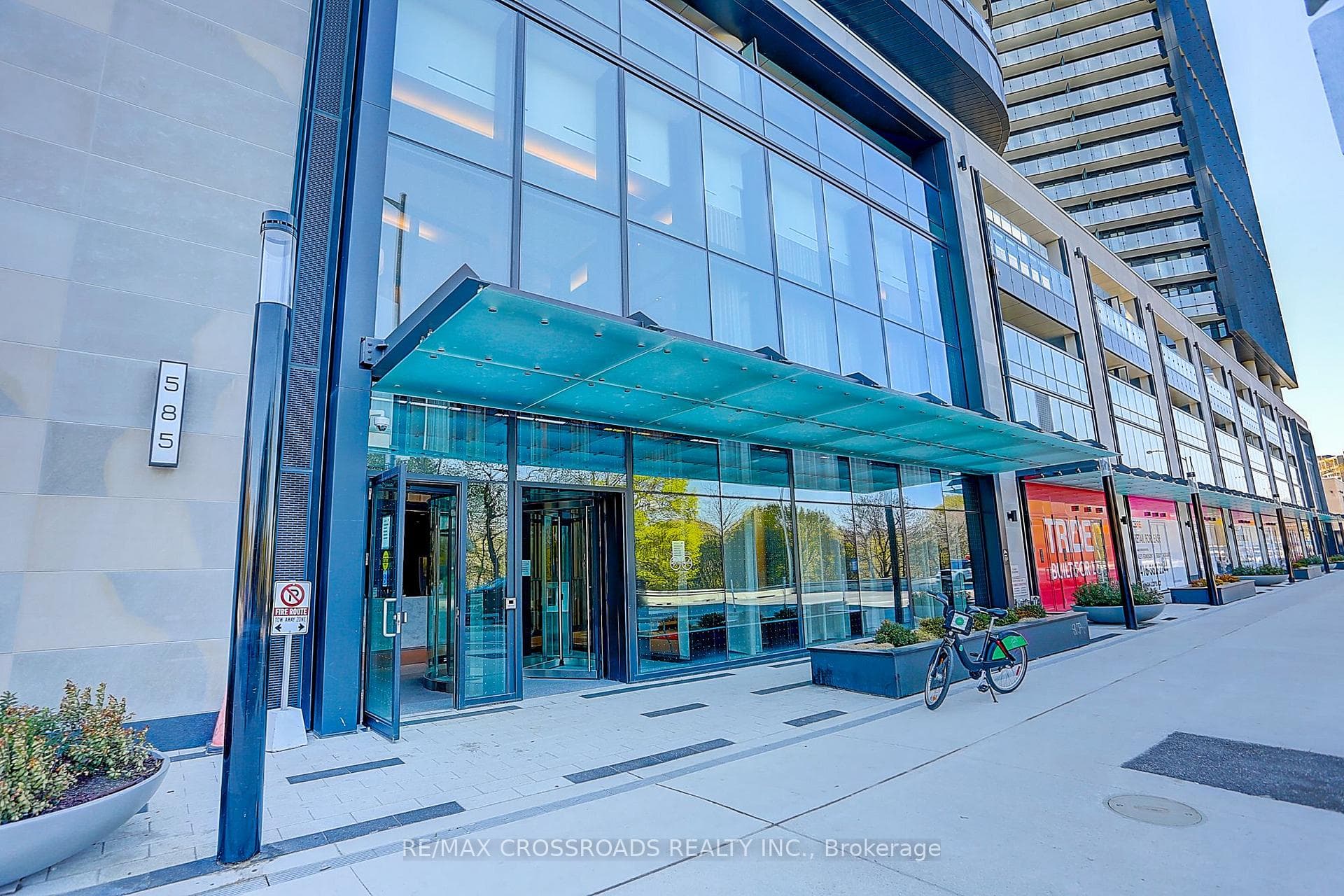 585 Bloor Street Unit 219 photo 2