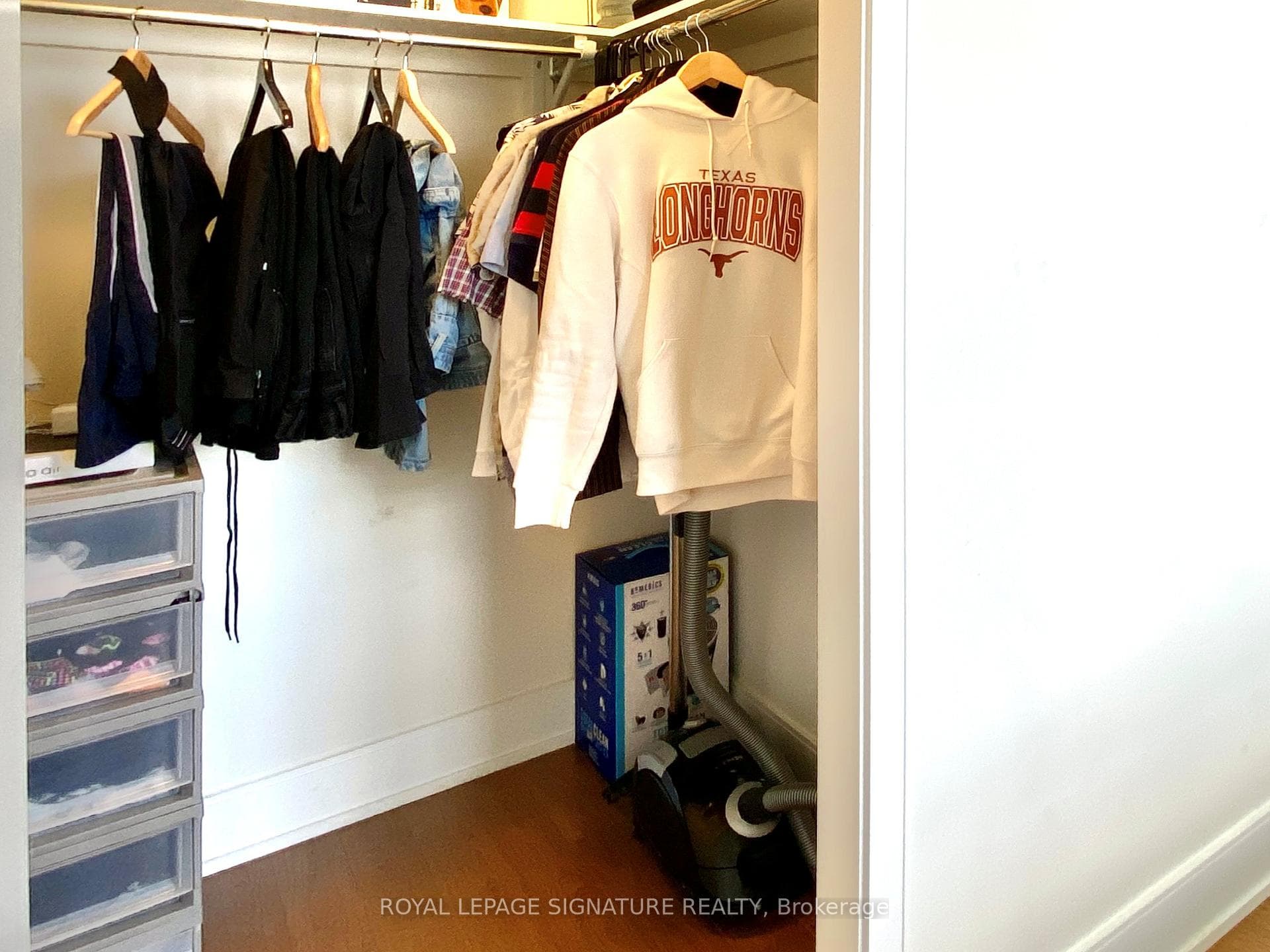 Built-in closet 3
